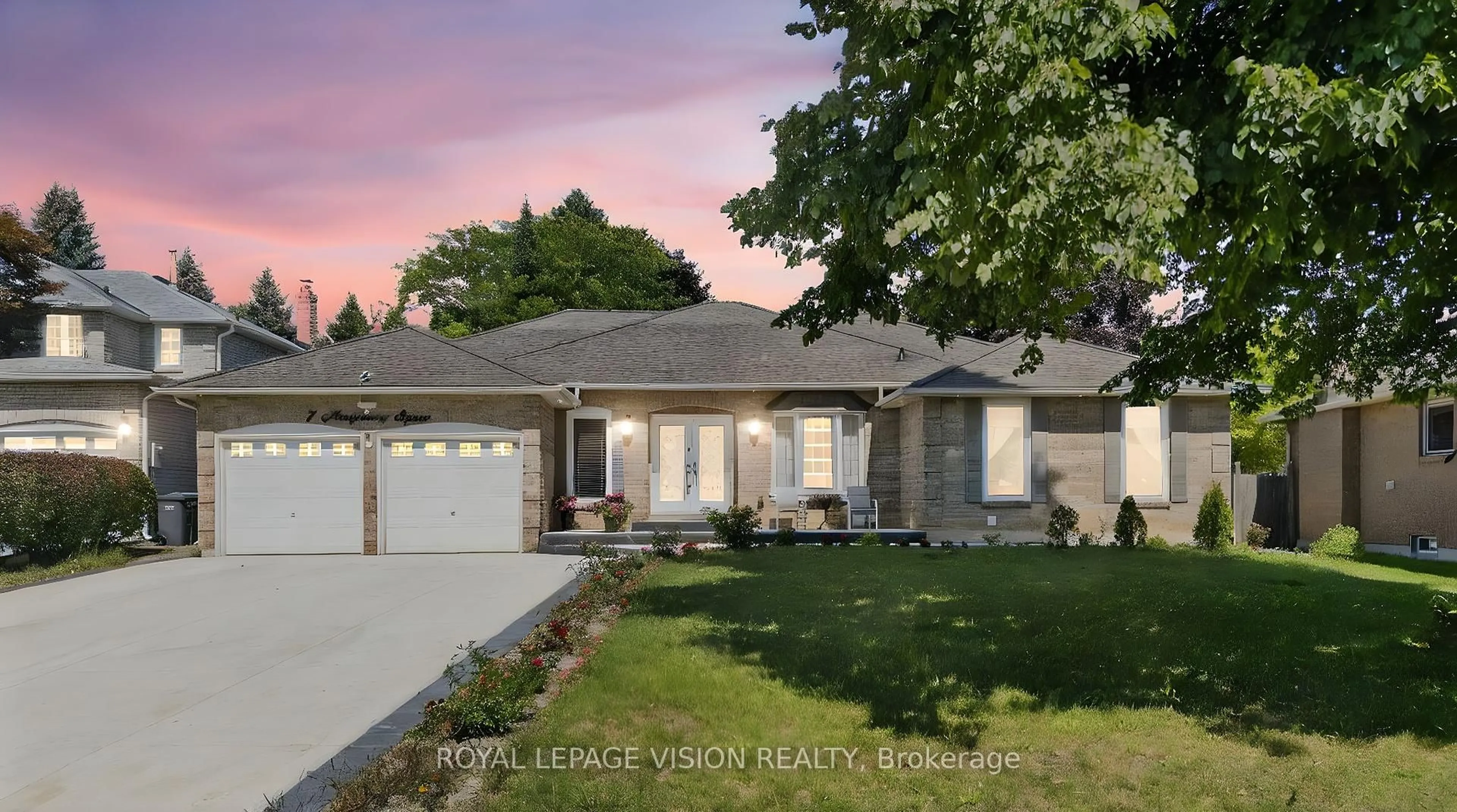 Home with vinyl exterior material, street for 7 Montgomery Sq, Brampton Ontario L6Z 3H3