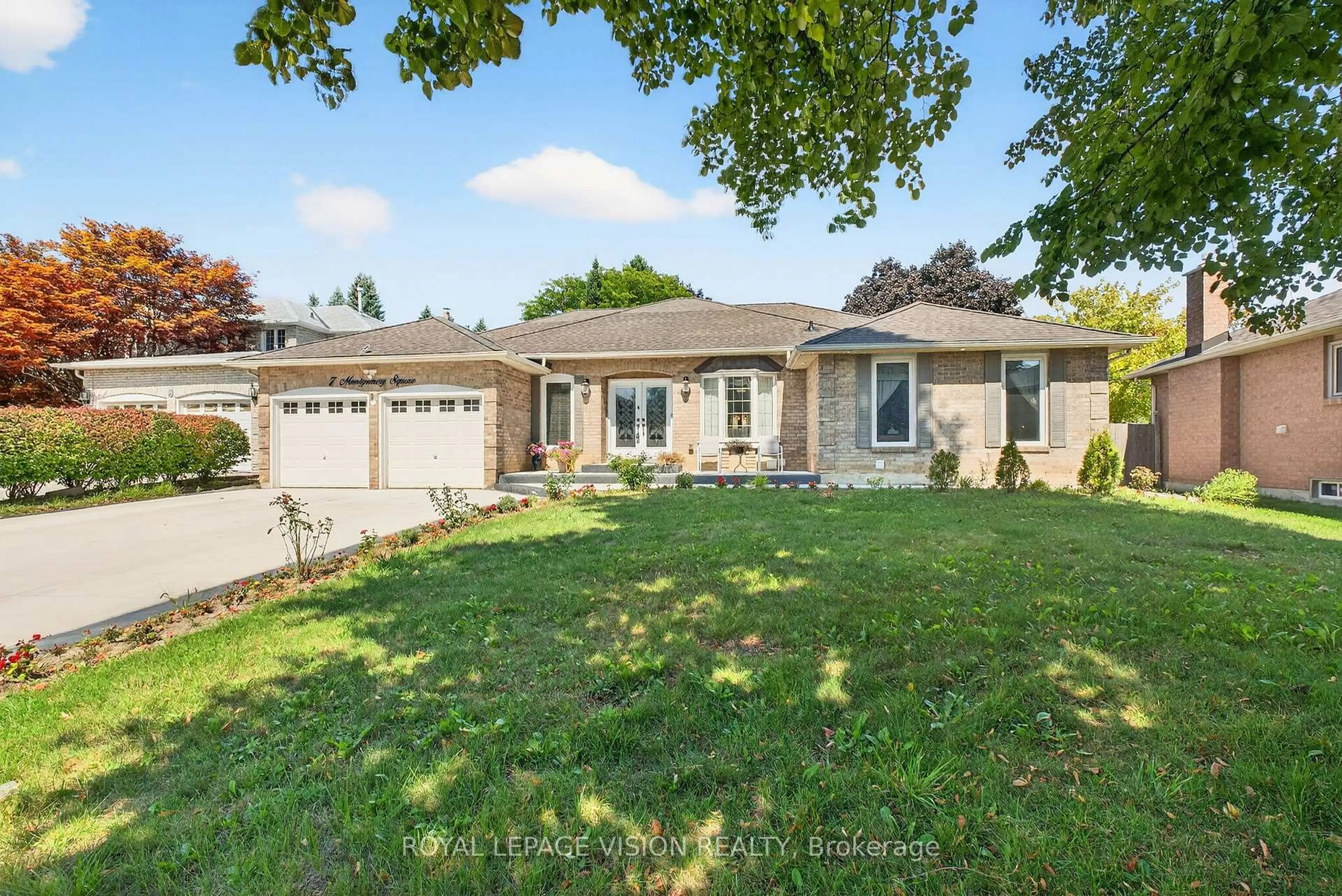 A pic from outside/outdoor area/front of a property/back of a property/a pic from drone, street for 7 Montgomery Sq, Brampton Ontario L6Z 3H3