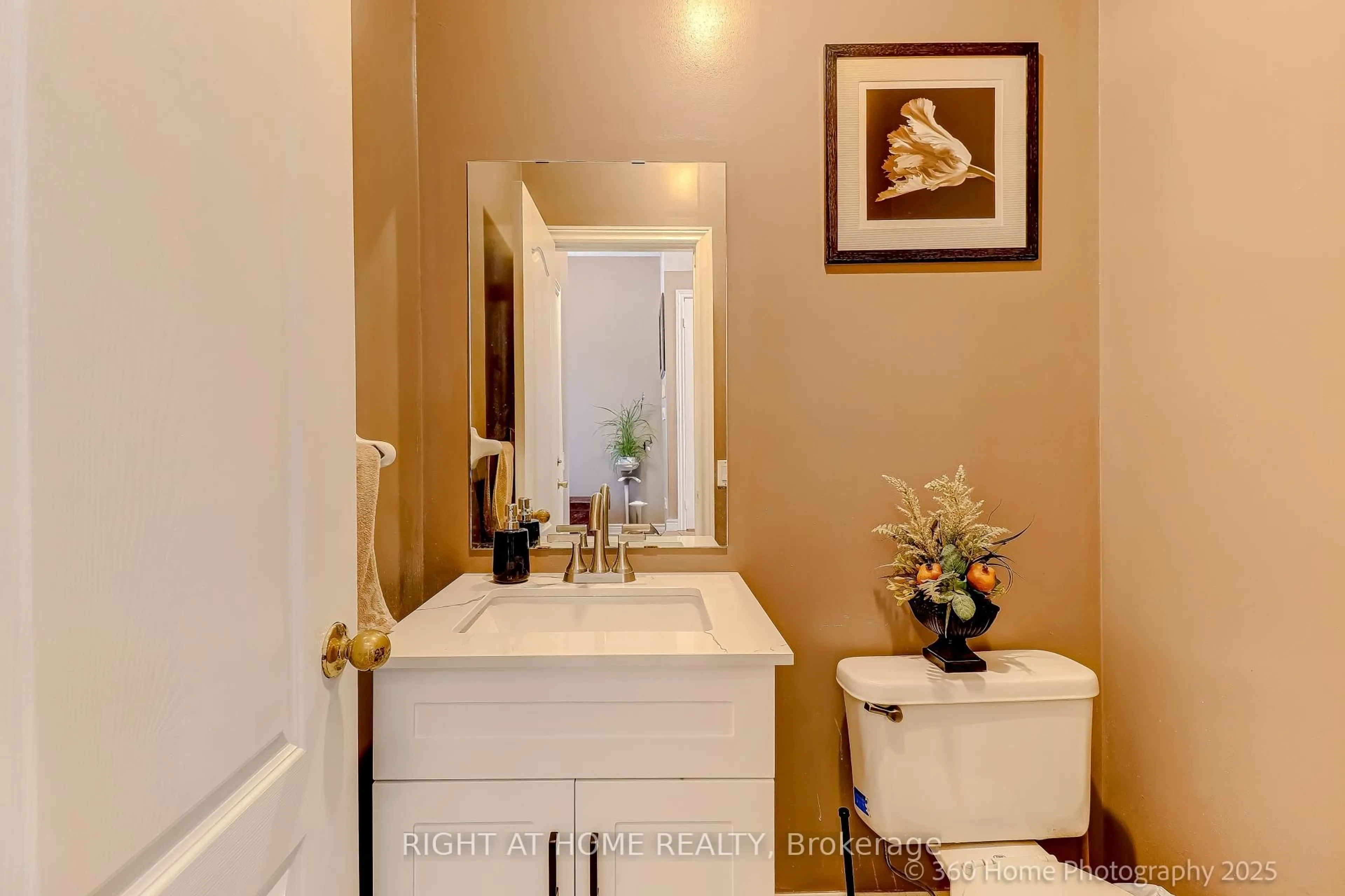 Standard bathroom, ceramic/tile floor for 989 Ledbury Cres, Mississauga Ontario L5V 2R3