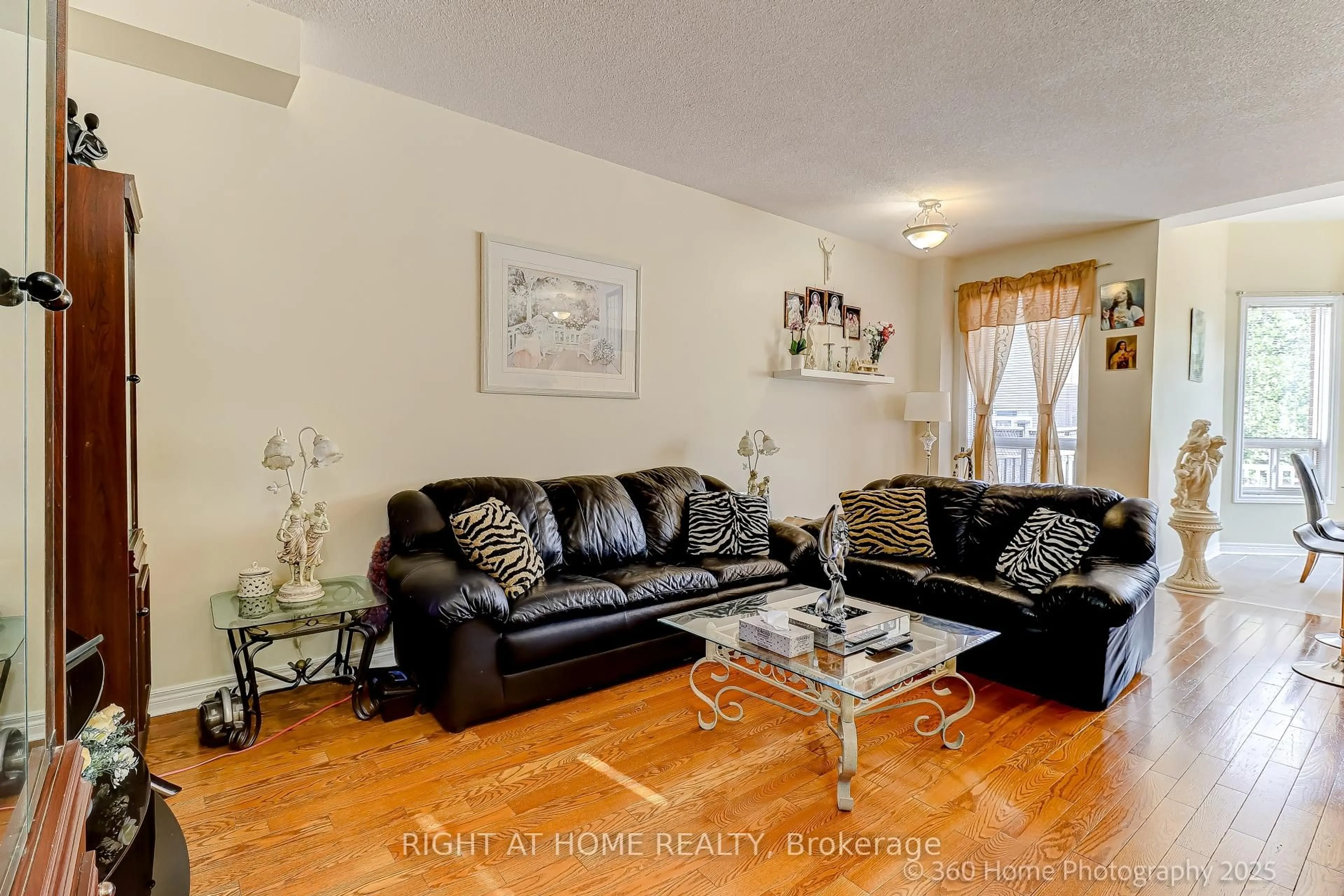 Living room with furniture, wood/laminate floor for 989 Ledbury Cres, Mississauga Ontario L5V 2R3