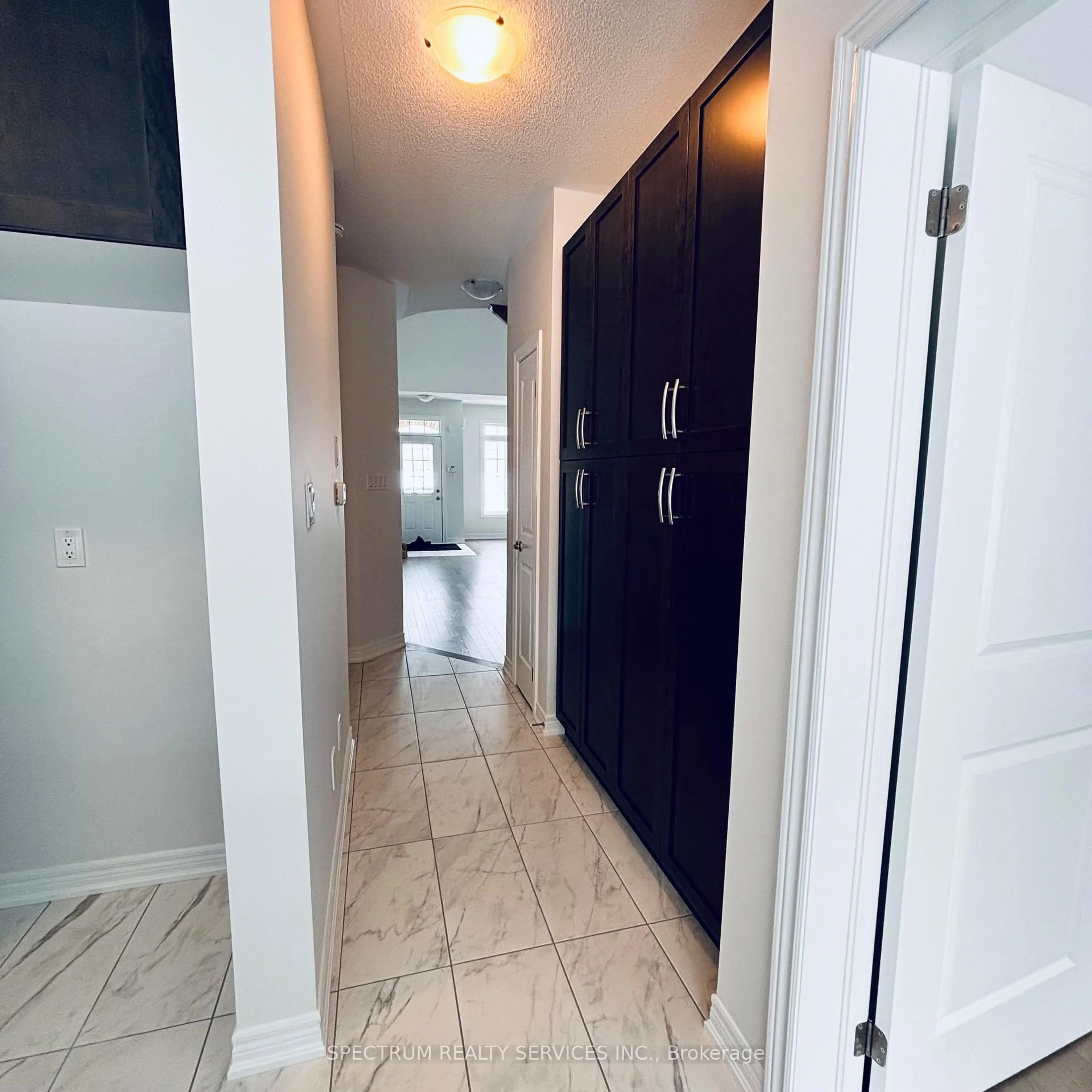 Indoor entryway for 107 Muzzo Dr, Brampton Ontario L6R 3Y4