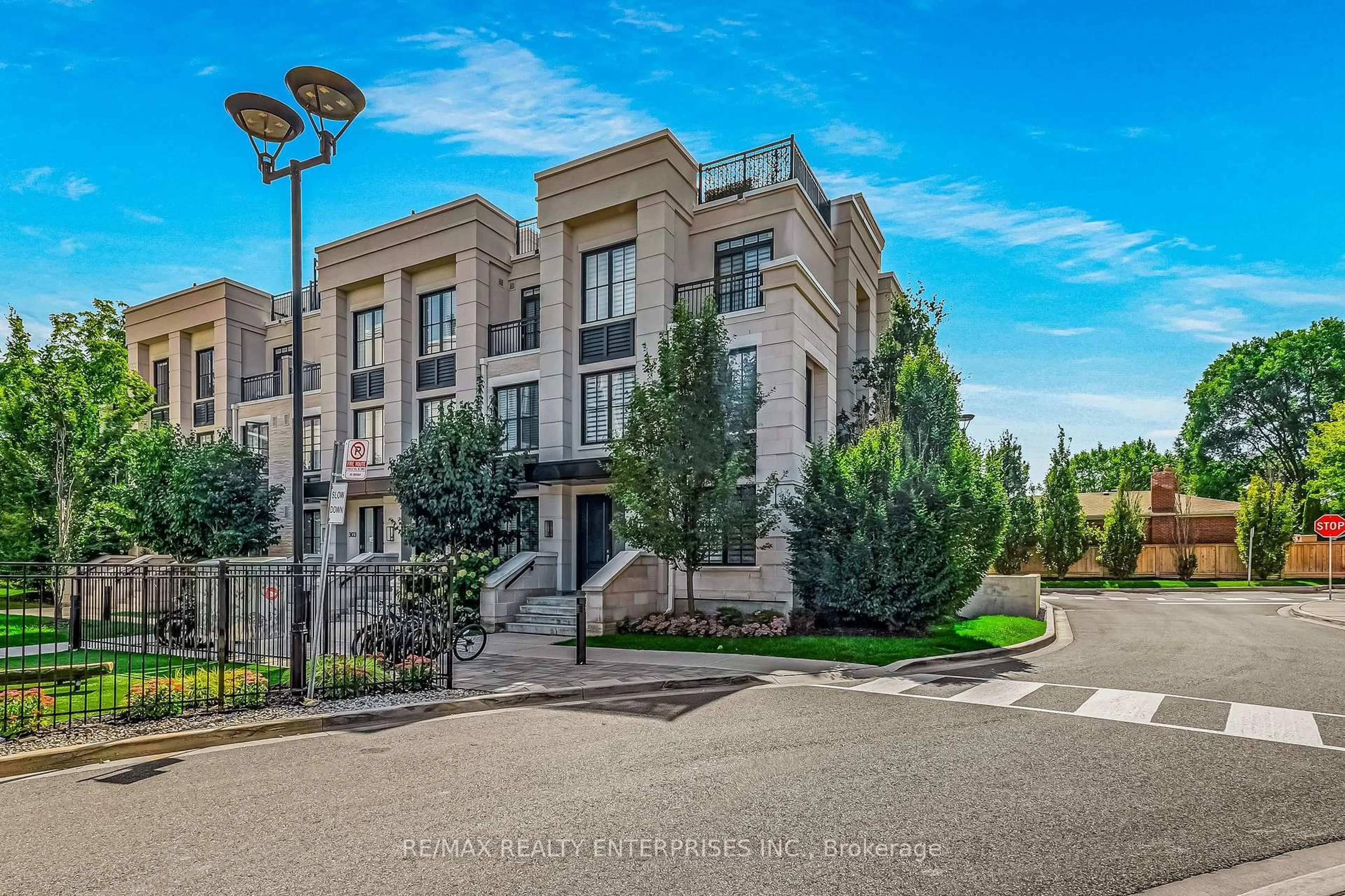 A pic from outside/outdoor area/front of a property/back of a property/a pic from drone, street for 1195 Gooseberry Lane #305, Mississauga Ontario L5G 0B7