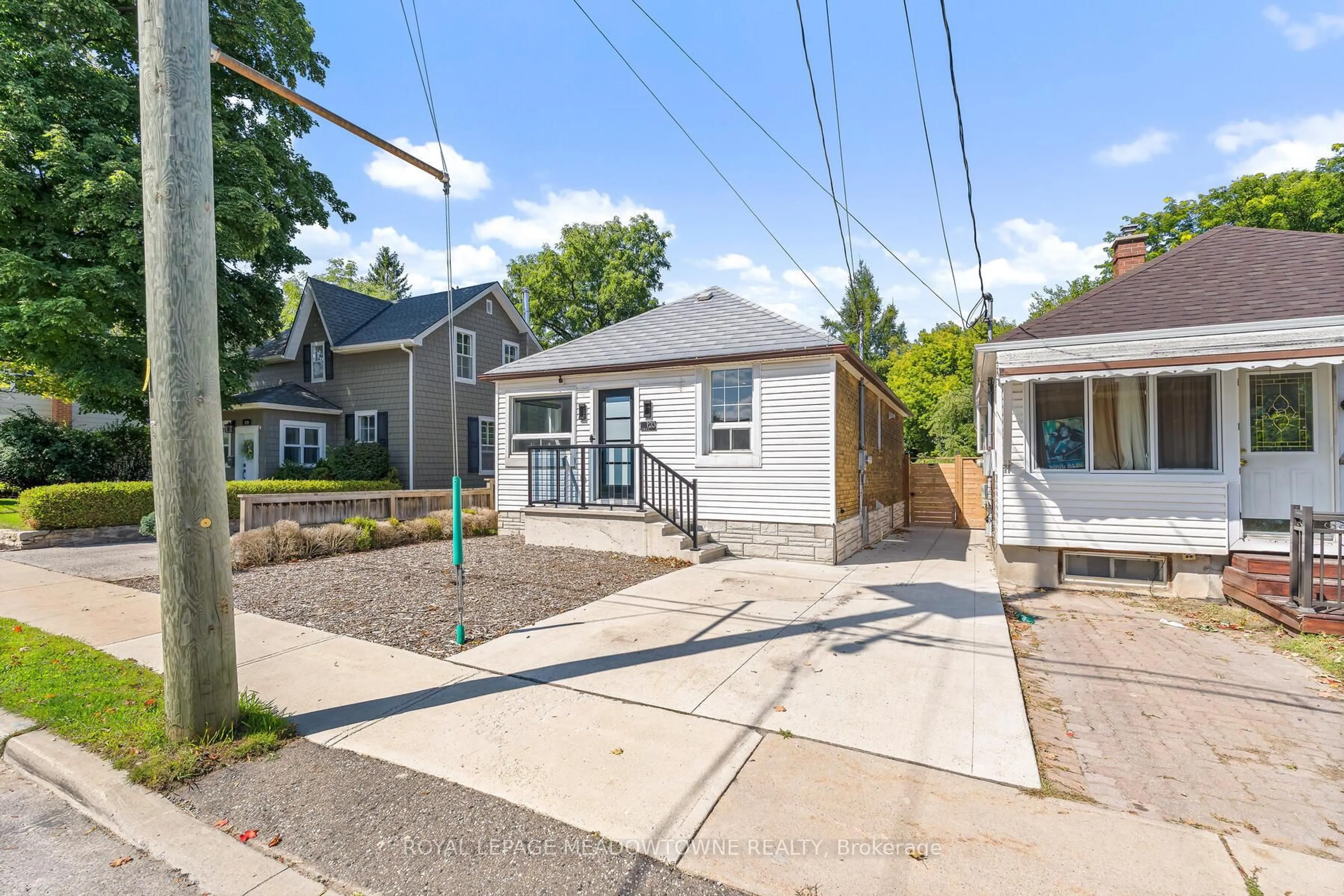 A pic from outside/outdoor area/front of a property/back of a property/a pic from drone, street for 123 Bower St, Halton Hills Ontario L7J 1E4