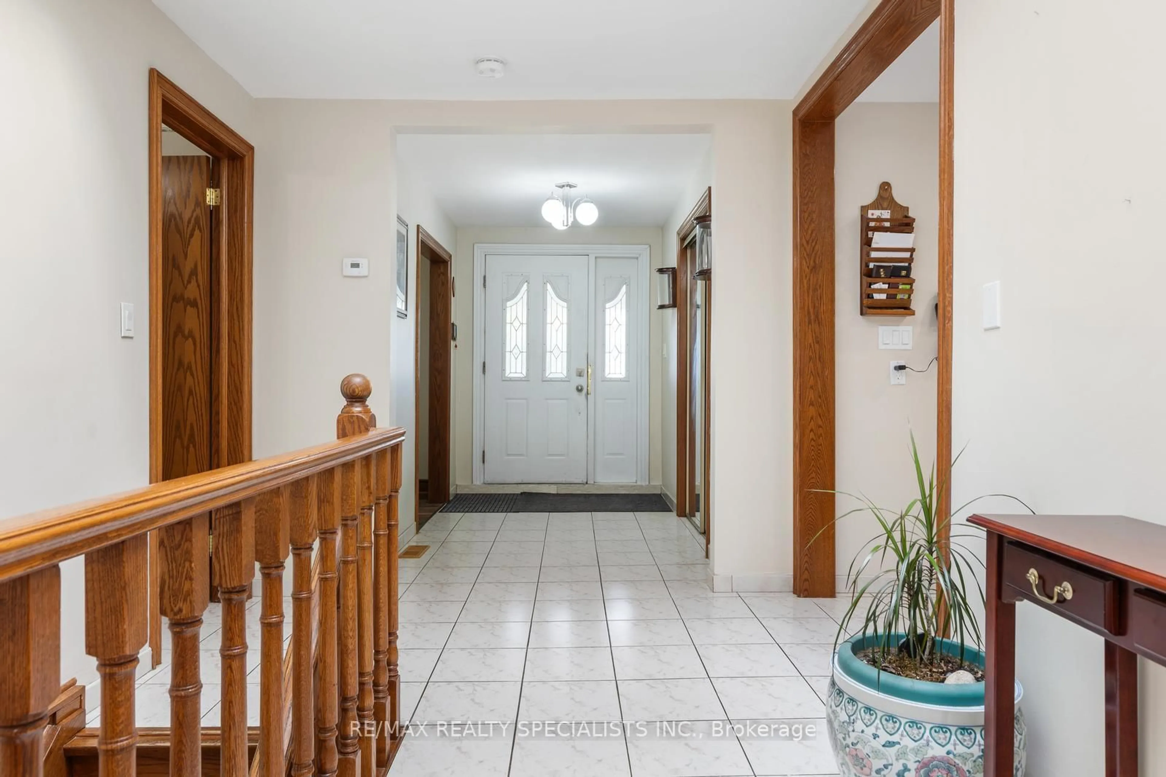 Indoor foyer for 577 Rustic Rd, Toronto Ontario M6L 1Y2