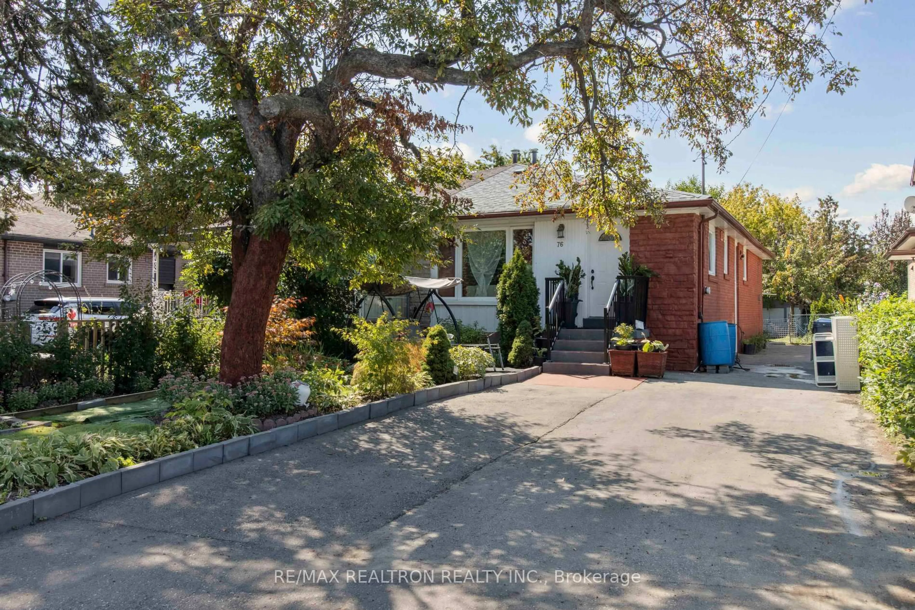 A pic from outside/outdoor area/front of a property/back of a property/a pic from drone, street for 76 Ruthmar Cres, Toronto Ontario M3N 2C5
