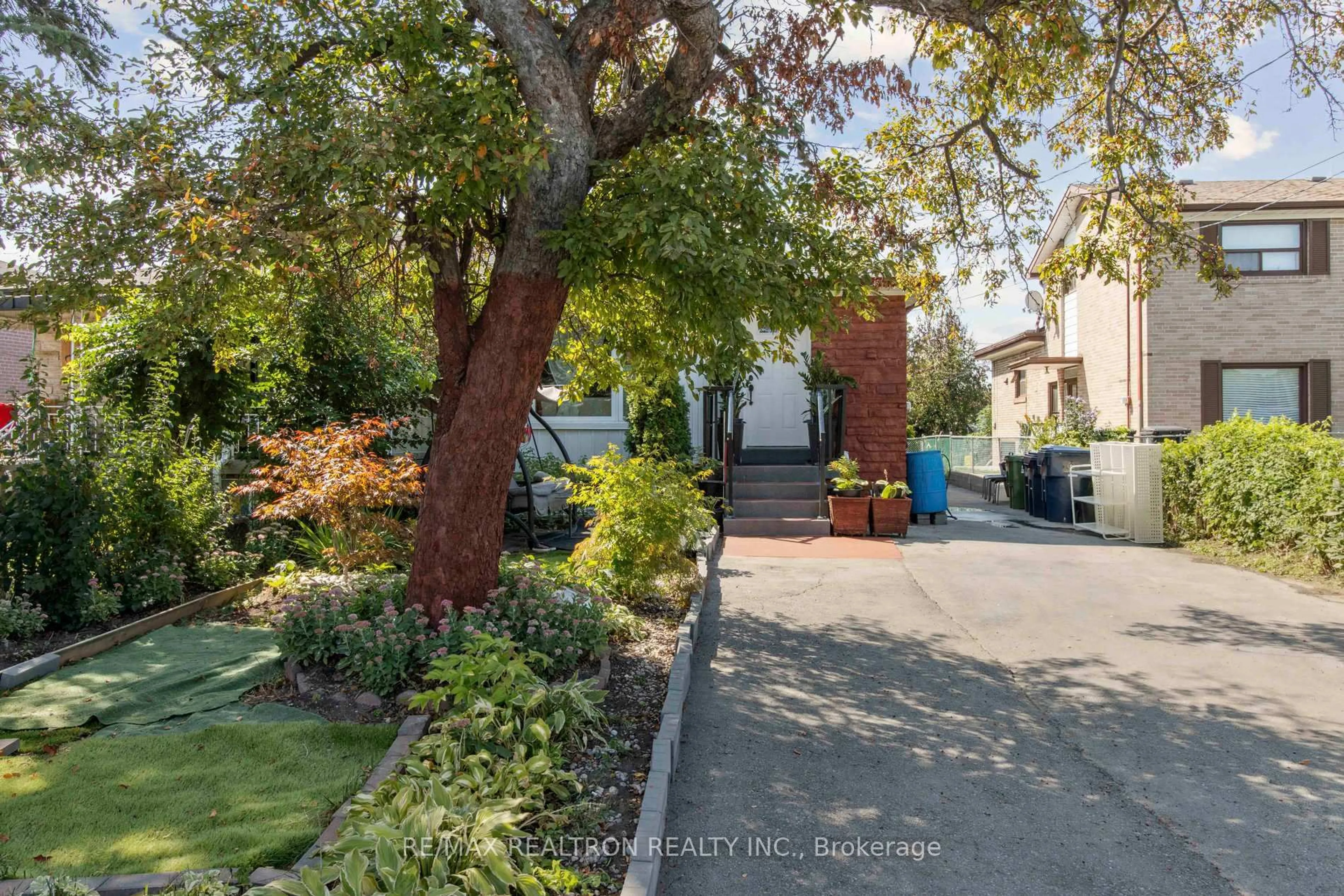 A pic from outside/outdoor area/front of a property/back of a property/a pic from drone, street for 76 Ruthmar Cres, Toronto Ontario M3N 2C5