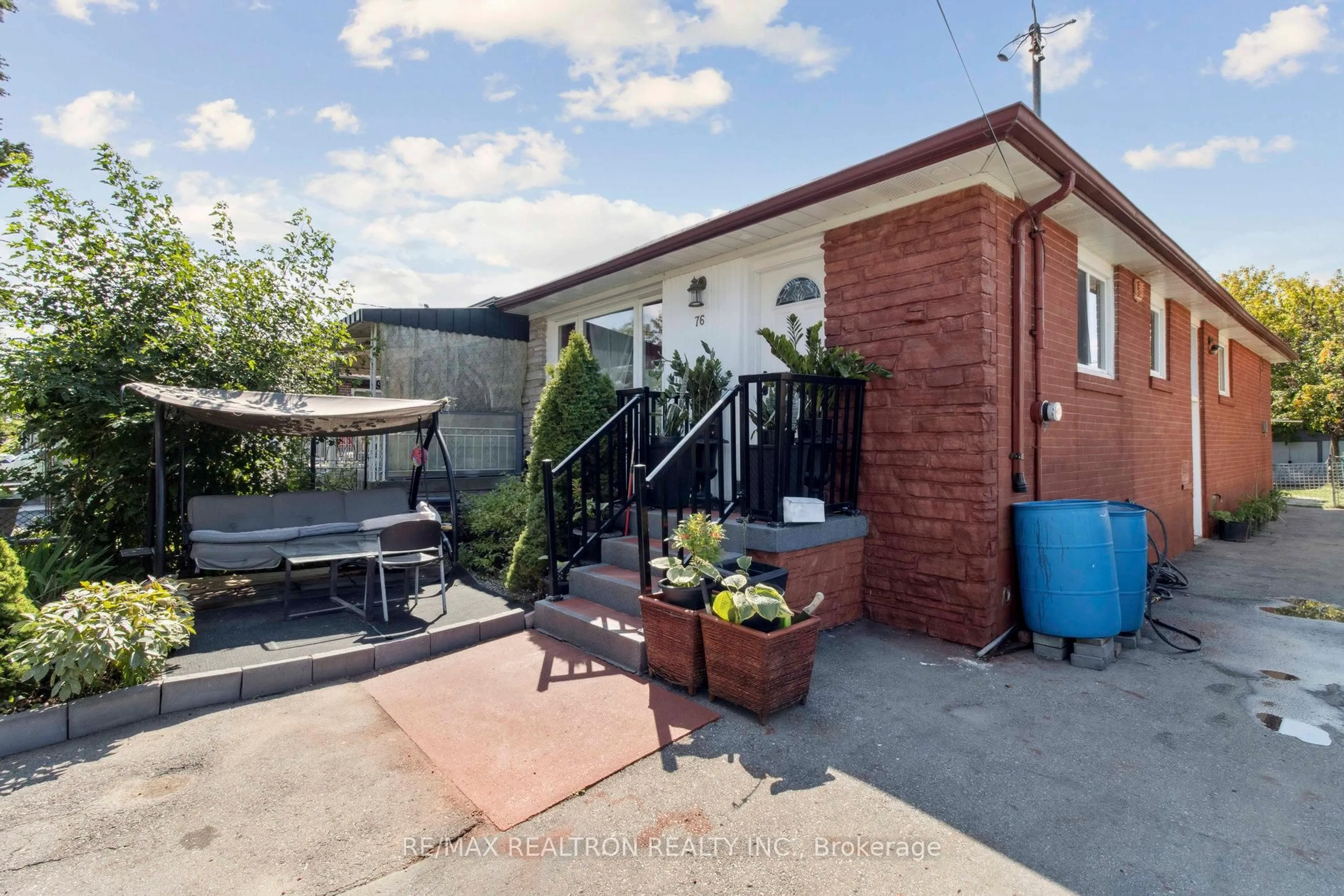 A pic from outside/outdoor area/front of a property/back of a property/a pic from drone, street for 76 Ruthmar Cres, Toronto Ontario M3N 2C5
