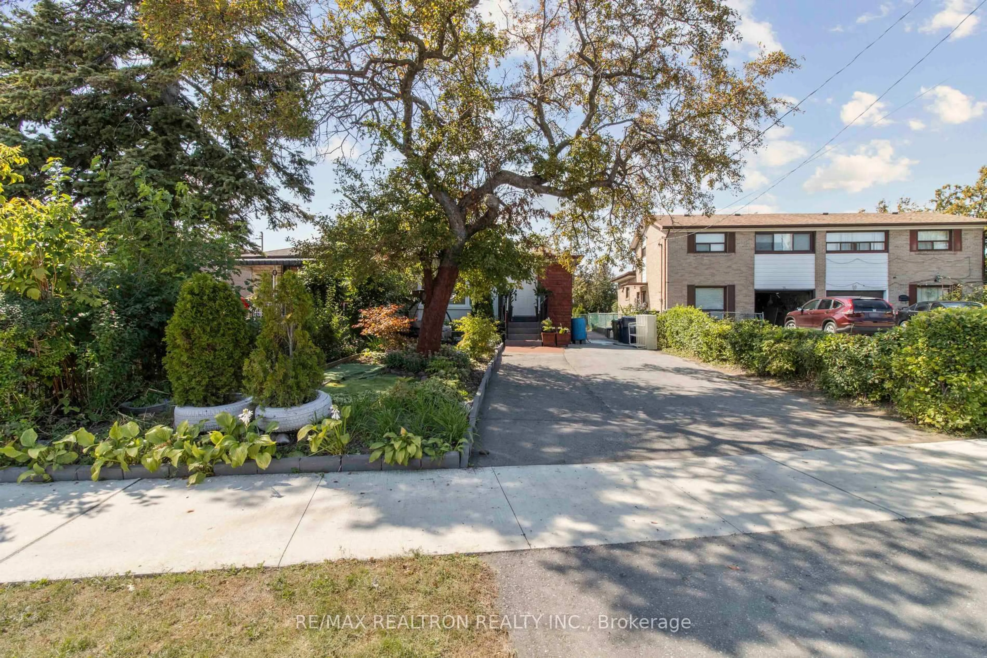 A pic from outside/outdoor area/front of a property/back of a property/a pic from drone, street for 76 Ruthmar Cres, Toronto Ontario M3N 2C5