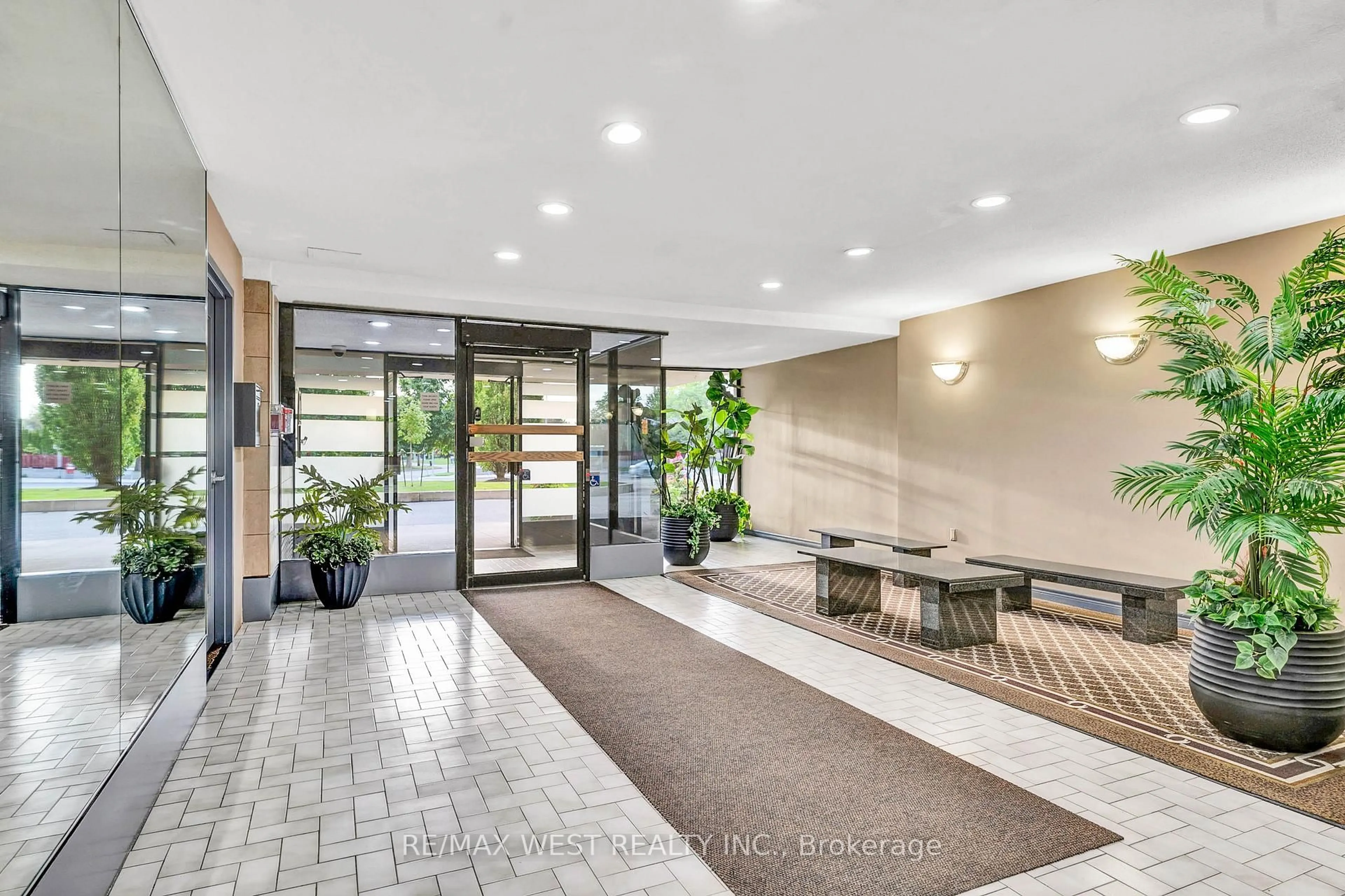 Indoor foyer for 2825 Islington Ave #102, Toronto Ontario M9L 2K1
