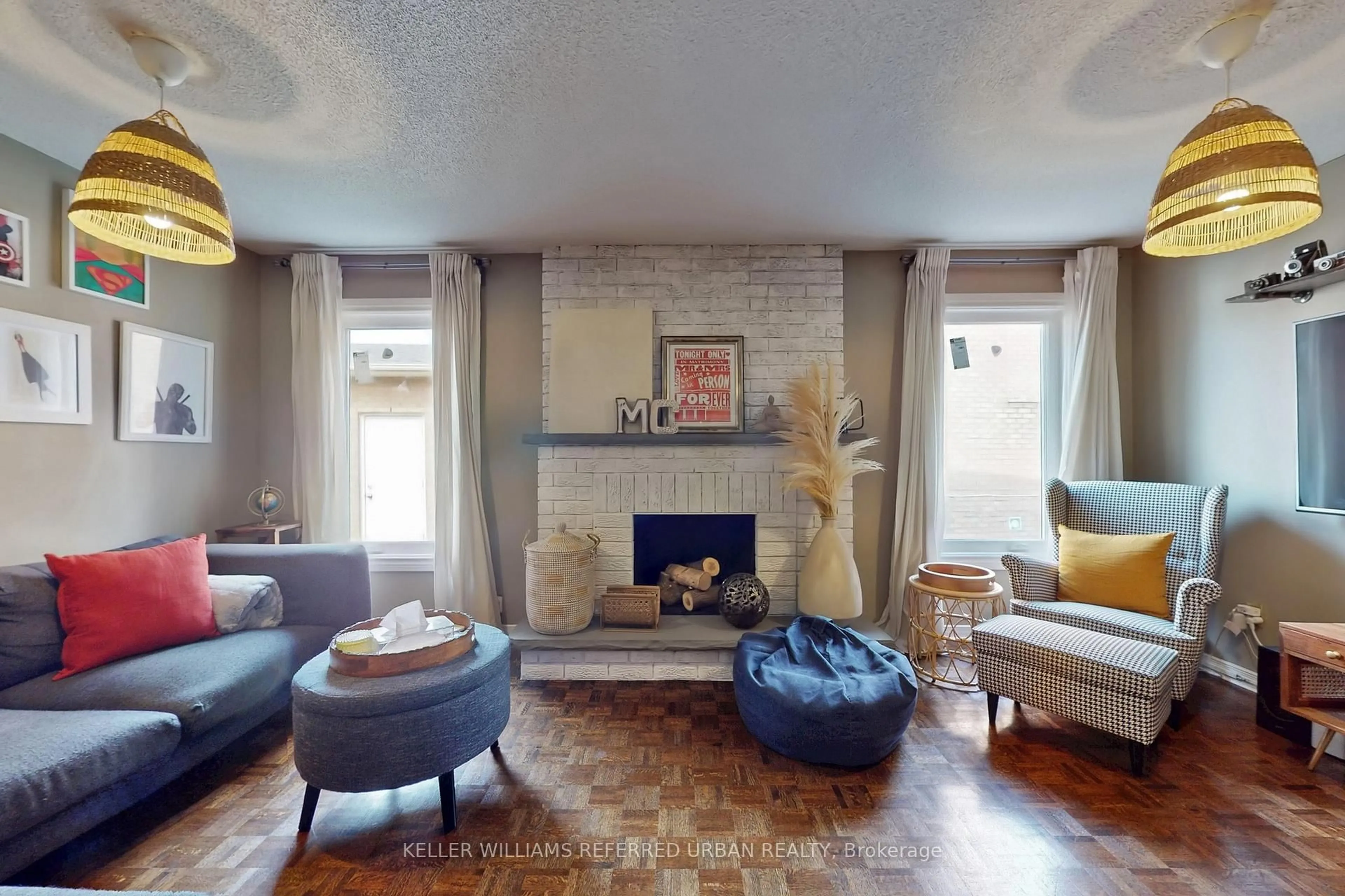 Living room with furniture, unknown for 4489 Gladebrook Cres, Mississauga Ontario L5V 1E5