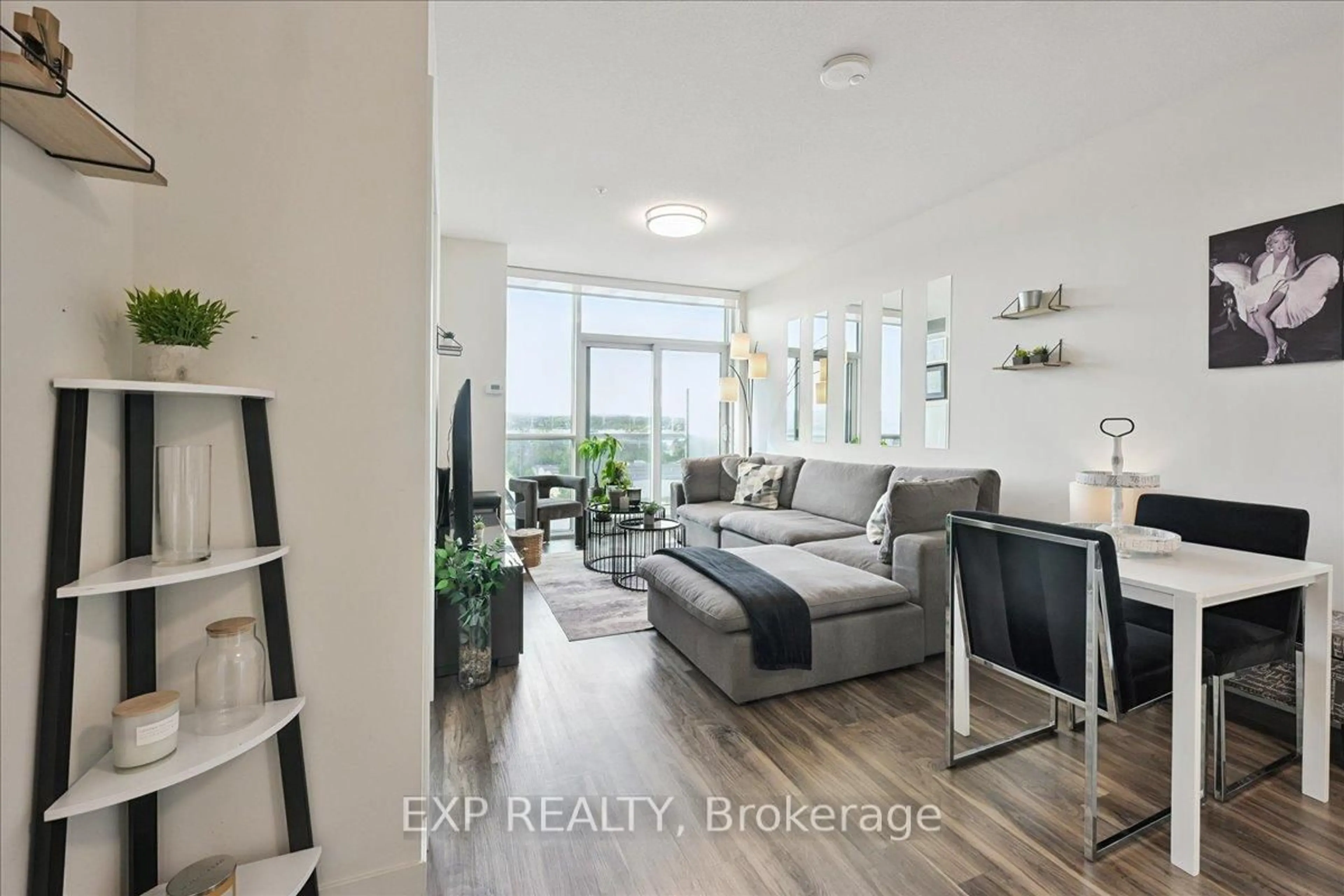Living room with furniture, unknown for 2093 Fairview St #913, Burlington Ontario L7R 0B4