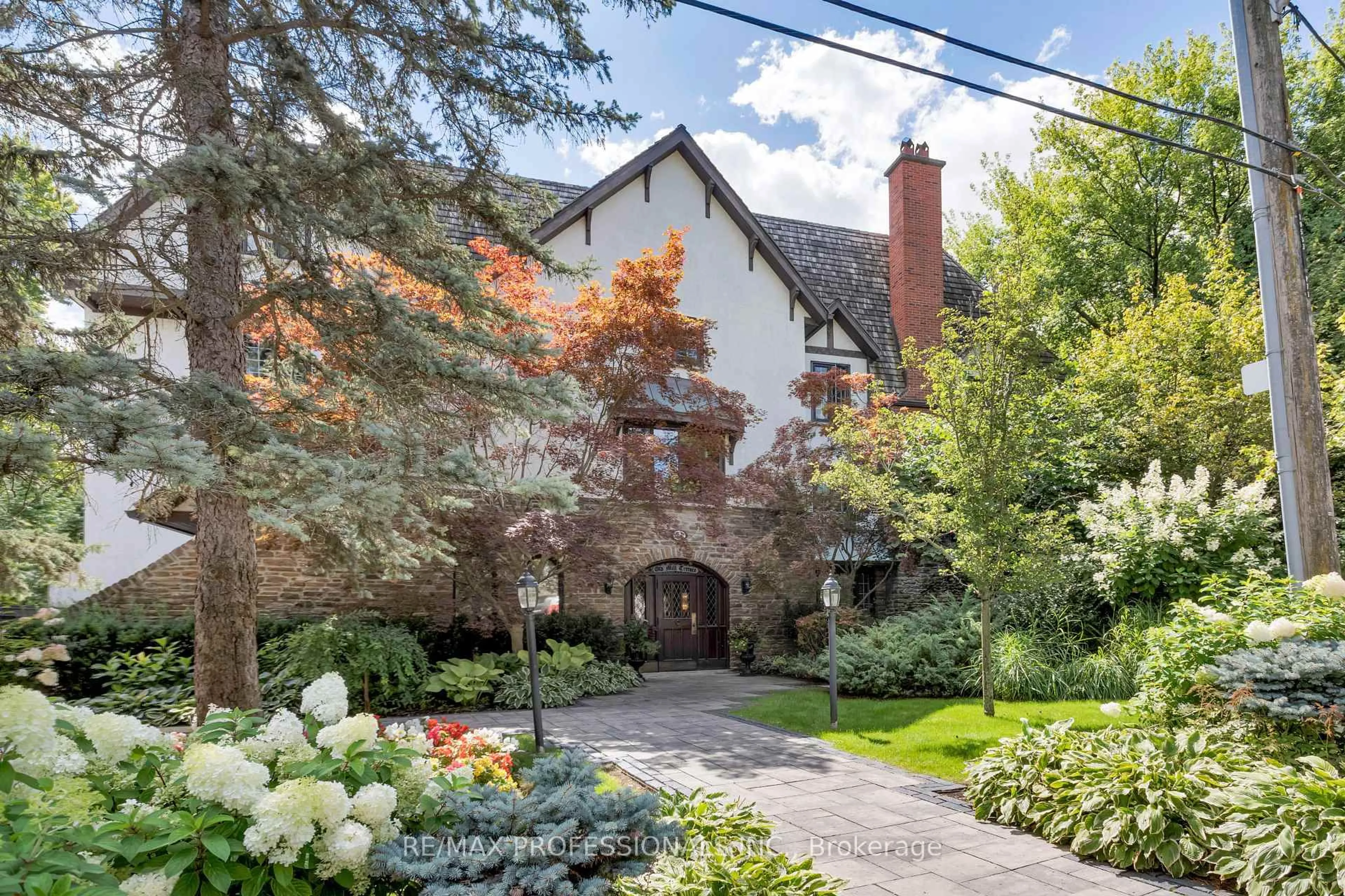 Patio, street for 71 Old Mill Rd #304, Toronto Ontario M8X 1G9