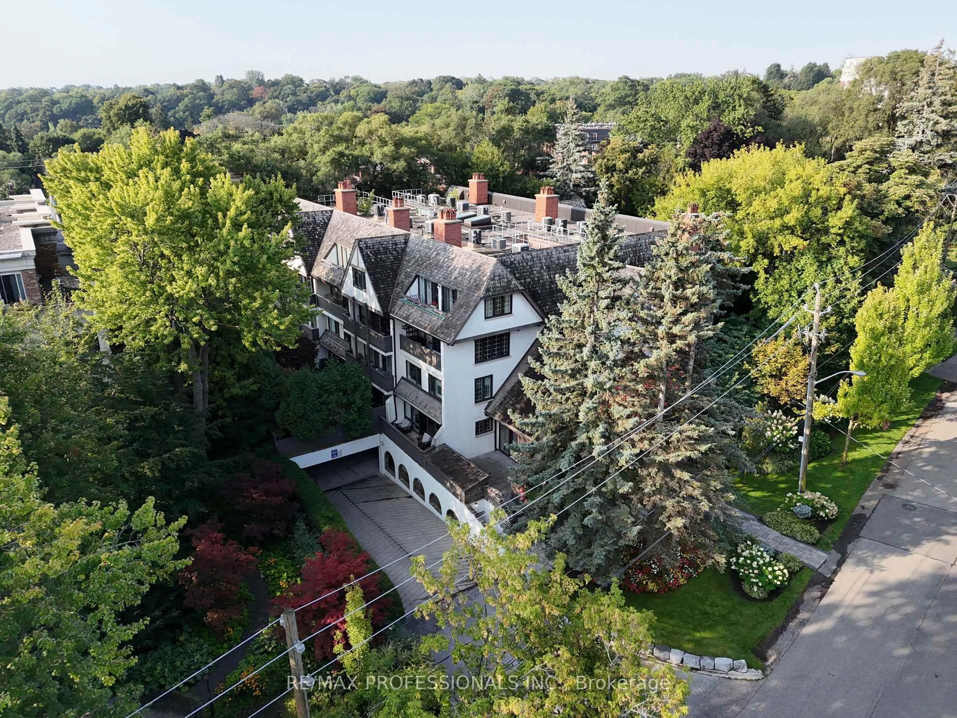 A pic from outside/outdoor area/front of a property/back of a property/a pic from drone, unknown for 71 Old Mill Rd #304, Toronto Ontario M8X 1G9