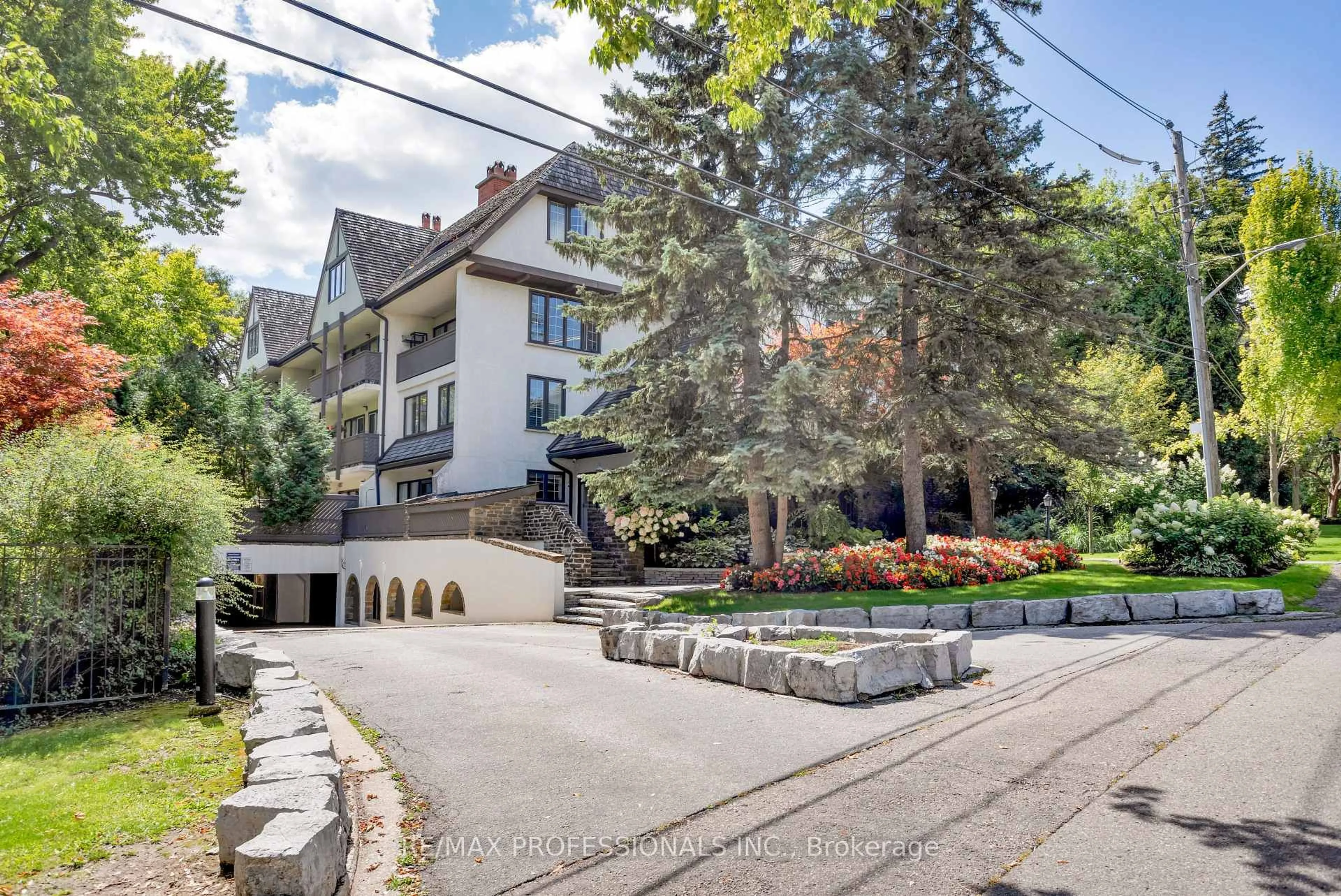 Patio, street for 71 Old Mill Rd #304, Toronto Ontario M8X 1G9