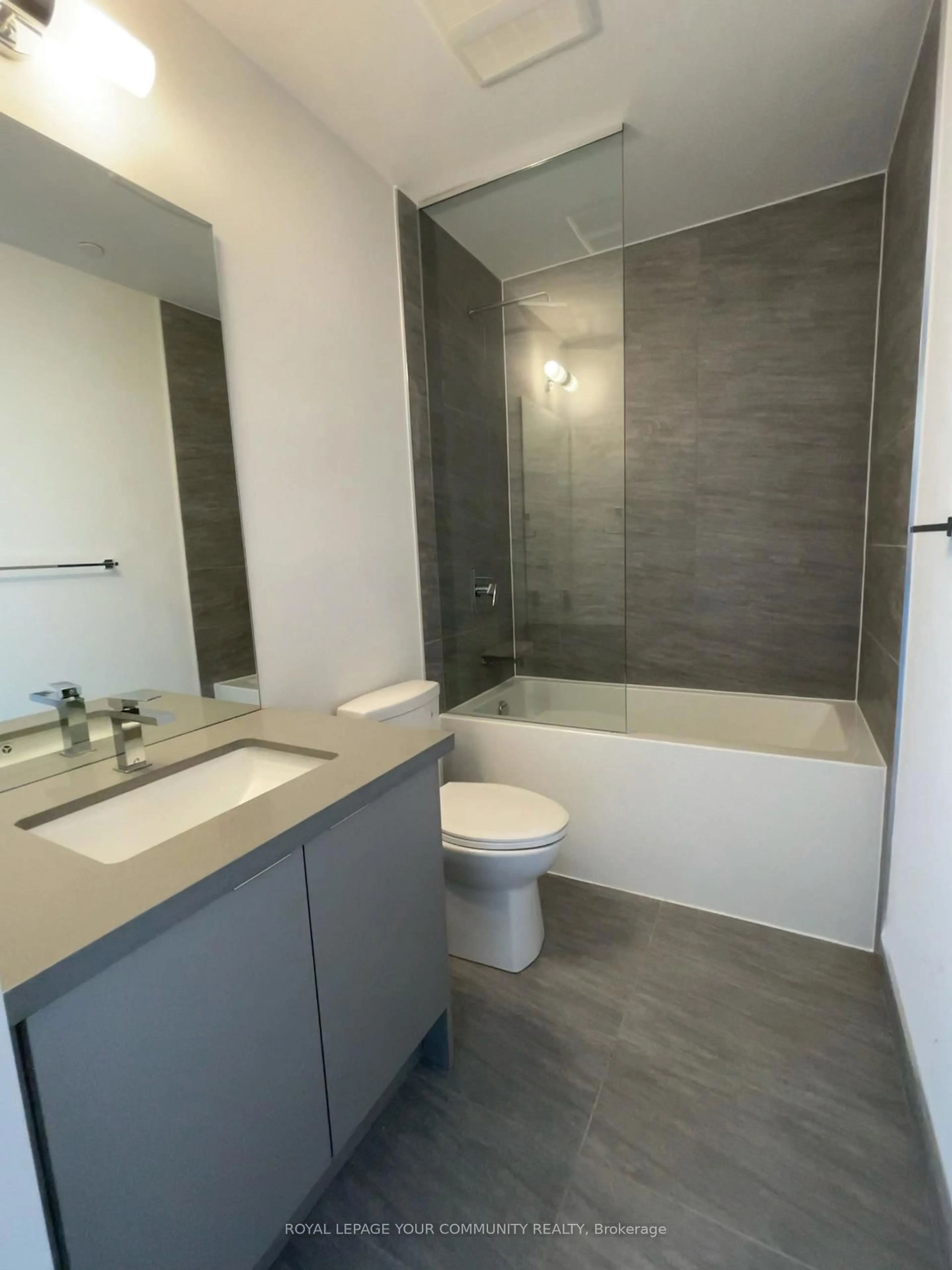 Standard bathroom, ceramic/tile floor for 297 Oak Walk Dr #604, Oakville Ontario L6H 3R6