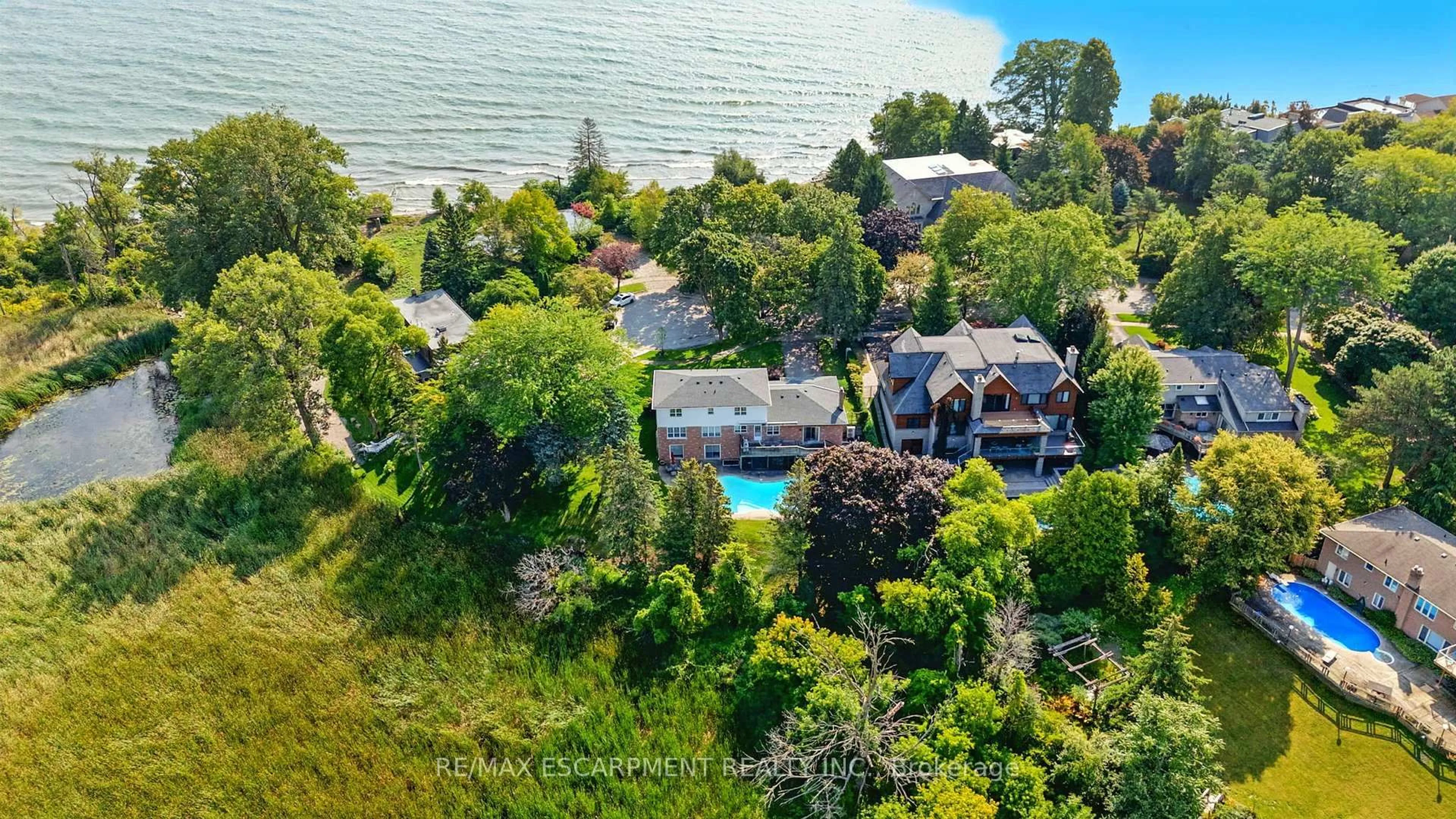A pic from outside/outdoor area/front of a property/back of a property/a pic from drone, water/lake/river/ocean view for 1401 Captain Crt, Mississauga Ontario L5J 1A9