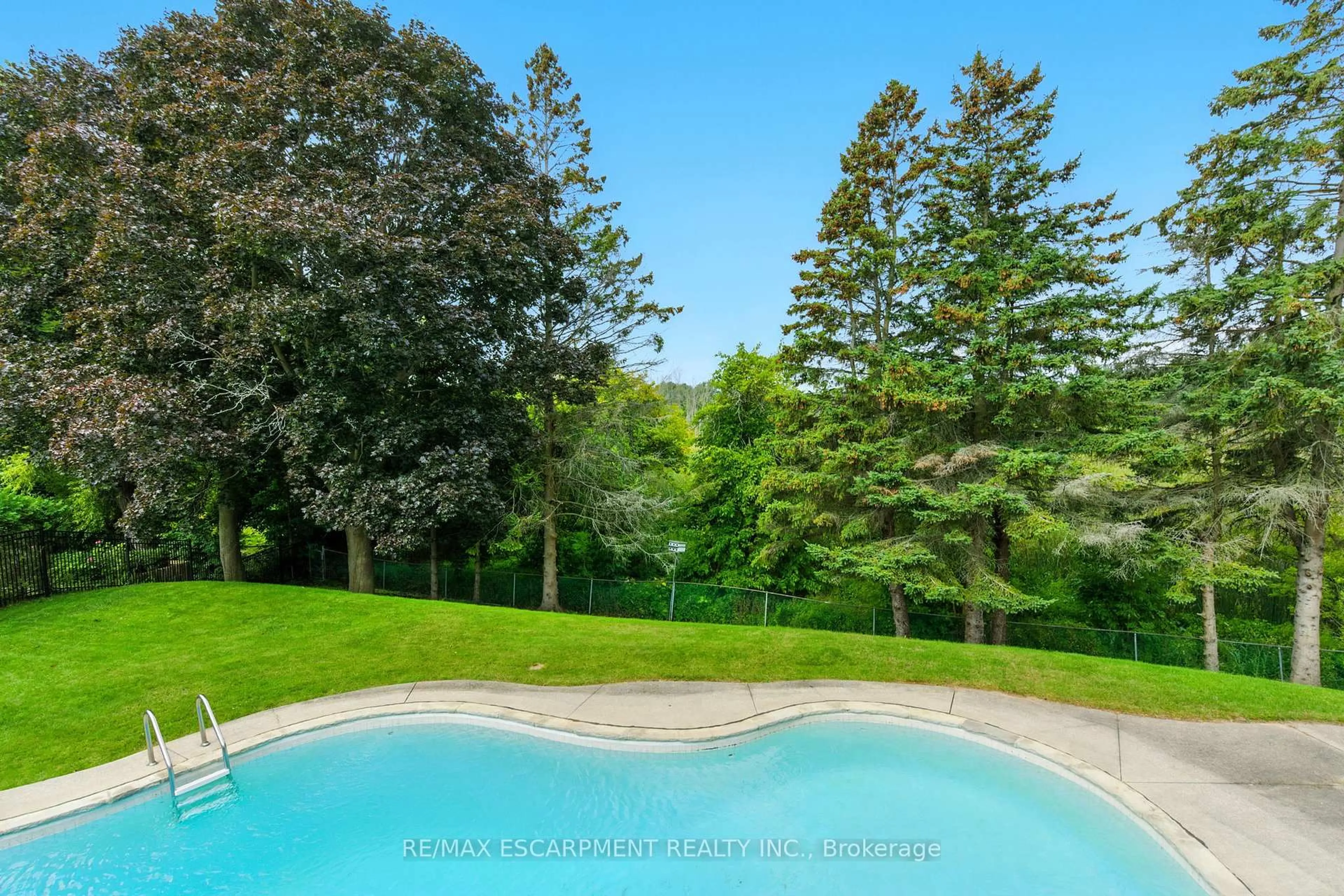 Pool for 1401 Captain Crt, Mississauga Ontario L5J 1A9