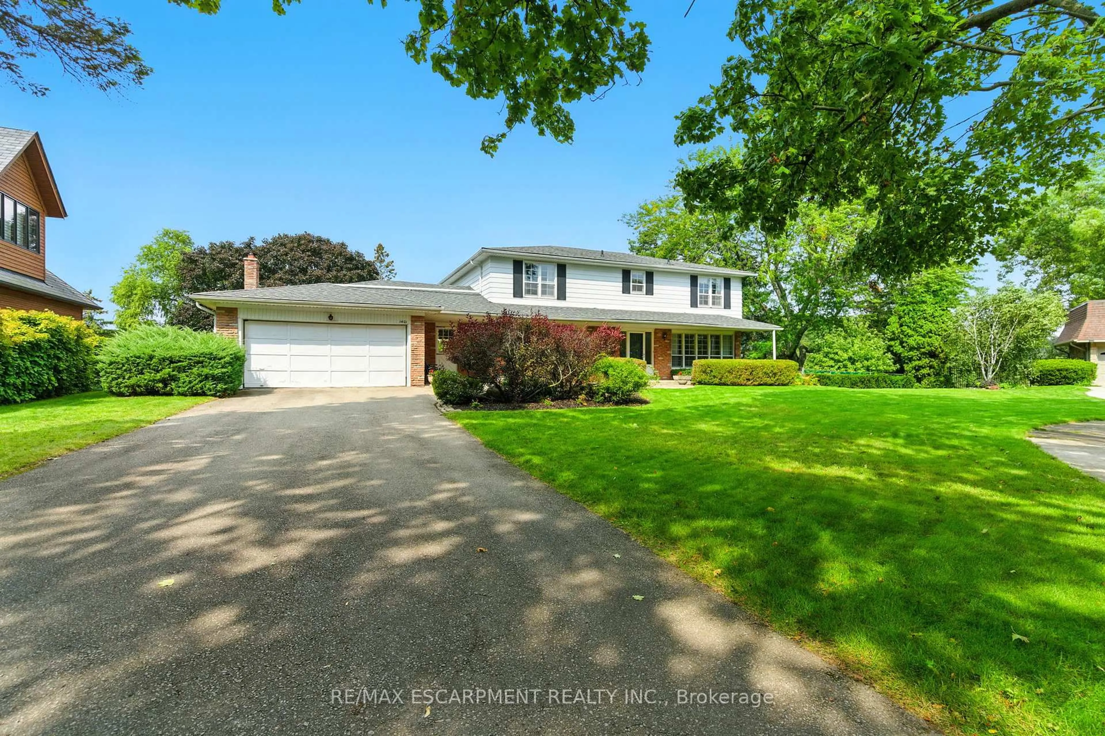 A pic from outside/outdoor area/front of a property/back of a property/a pic from drone, street for 1401 Captain Crt, Mississauga Ontario L5J 1A9