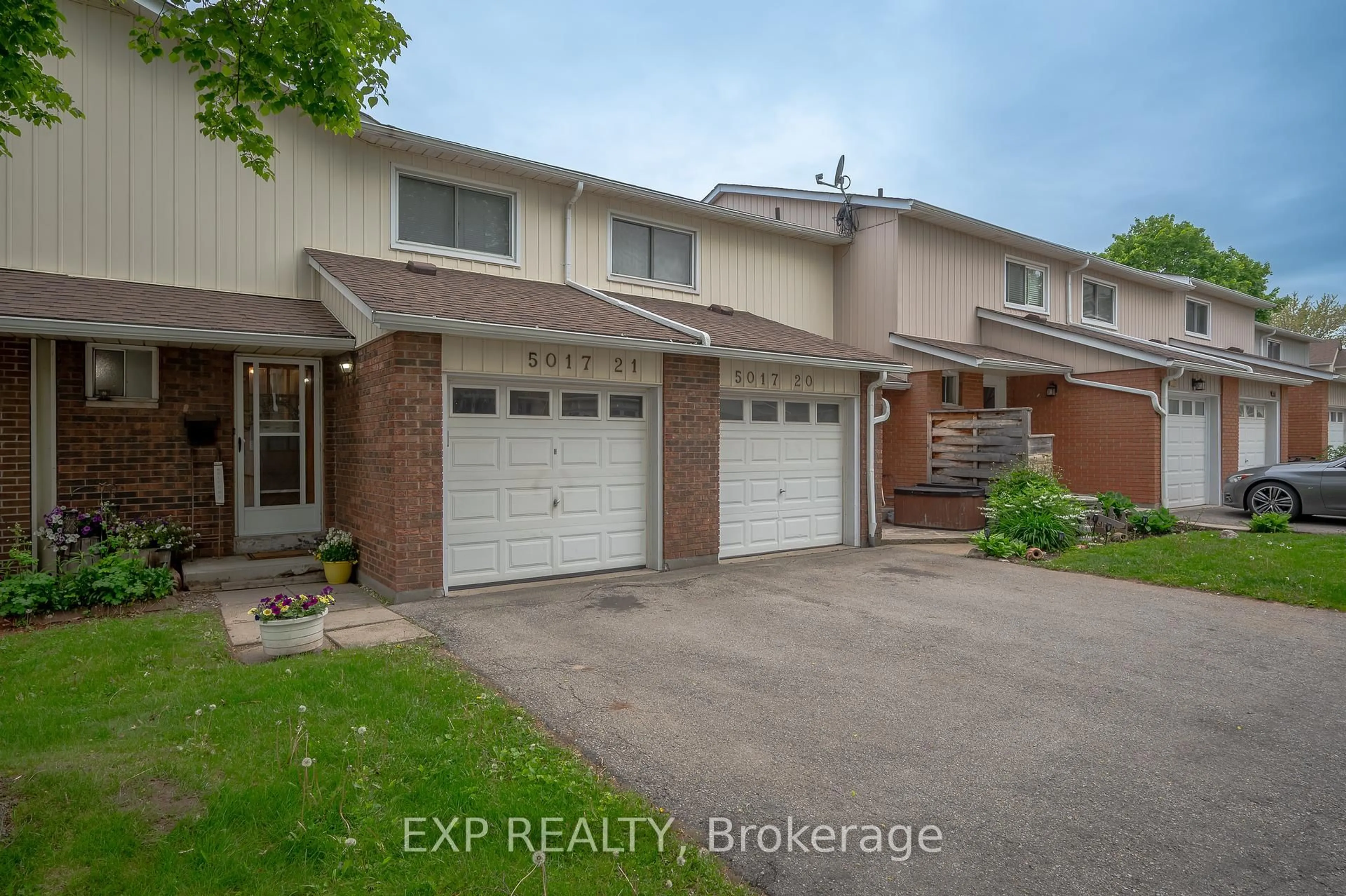 A pic from outside/outdoor area/front of a property/back of a property/a pic from drone, street for 5017 pinedale Ave, Burlington Ontario L7L 5J6