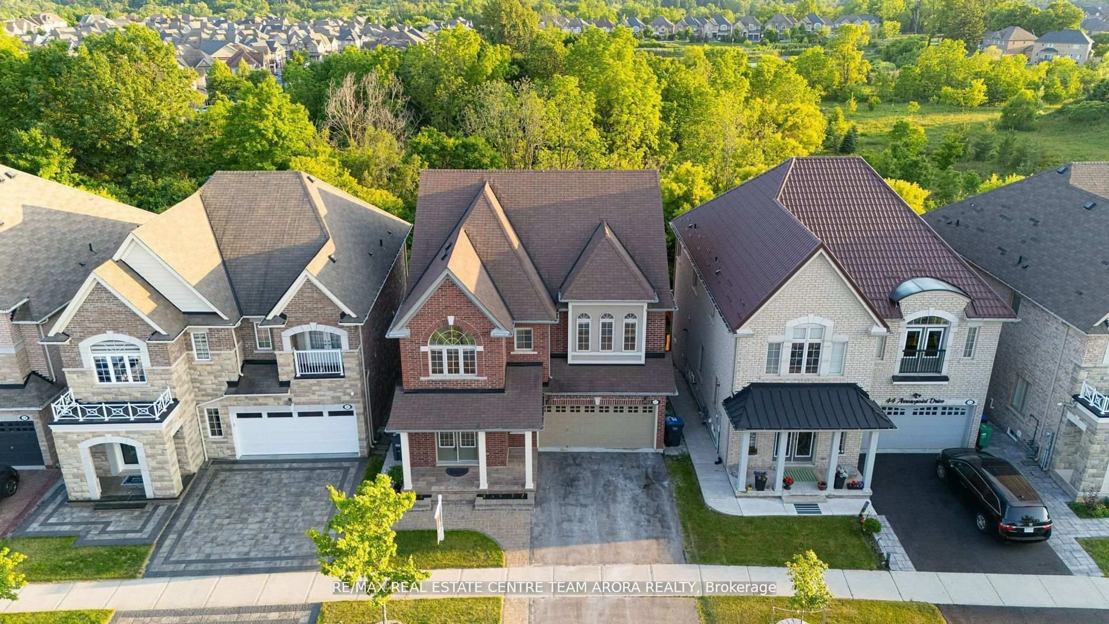 A pic from outside/outdoor area/front of a property/back of a property/a pic from drone, street for 42 Arrowpoint Dr, Brampton Ontario L6Y 0Y8