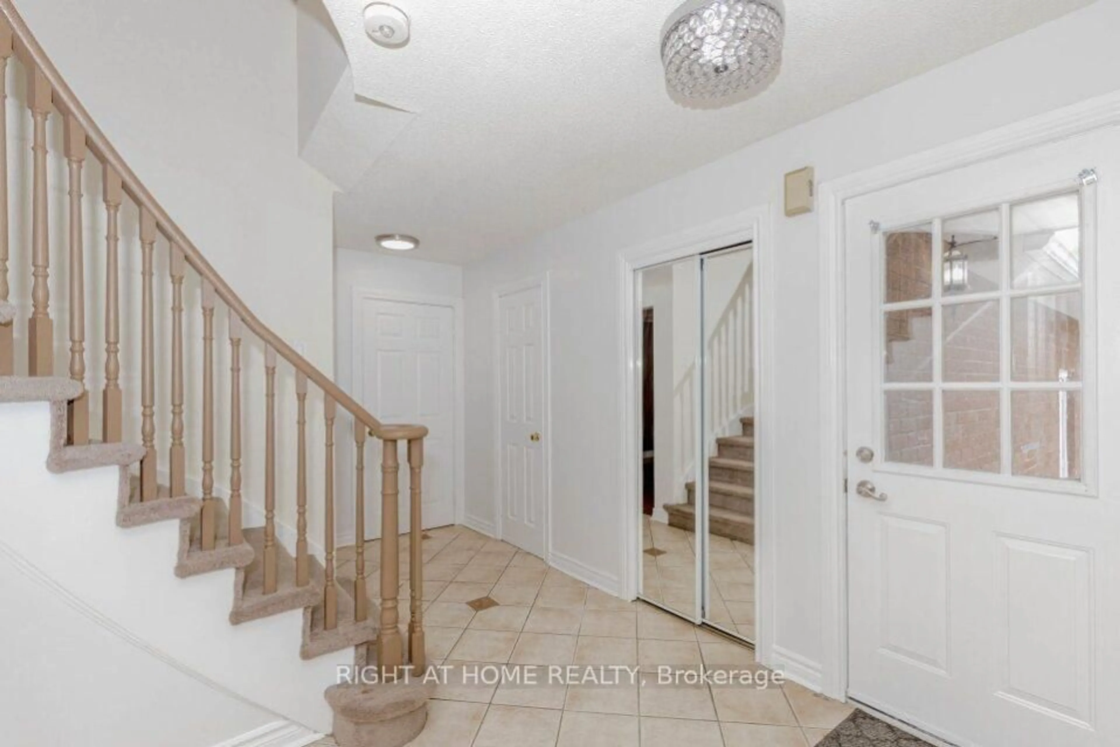Indoor entryway for 5118 Cree Lane, Mississauga Ontario L4Z 3B4