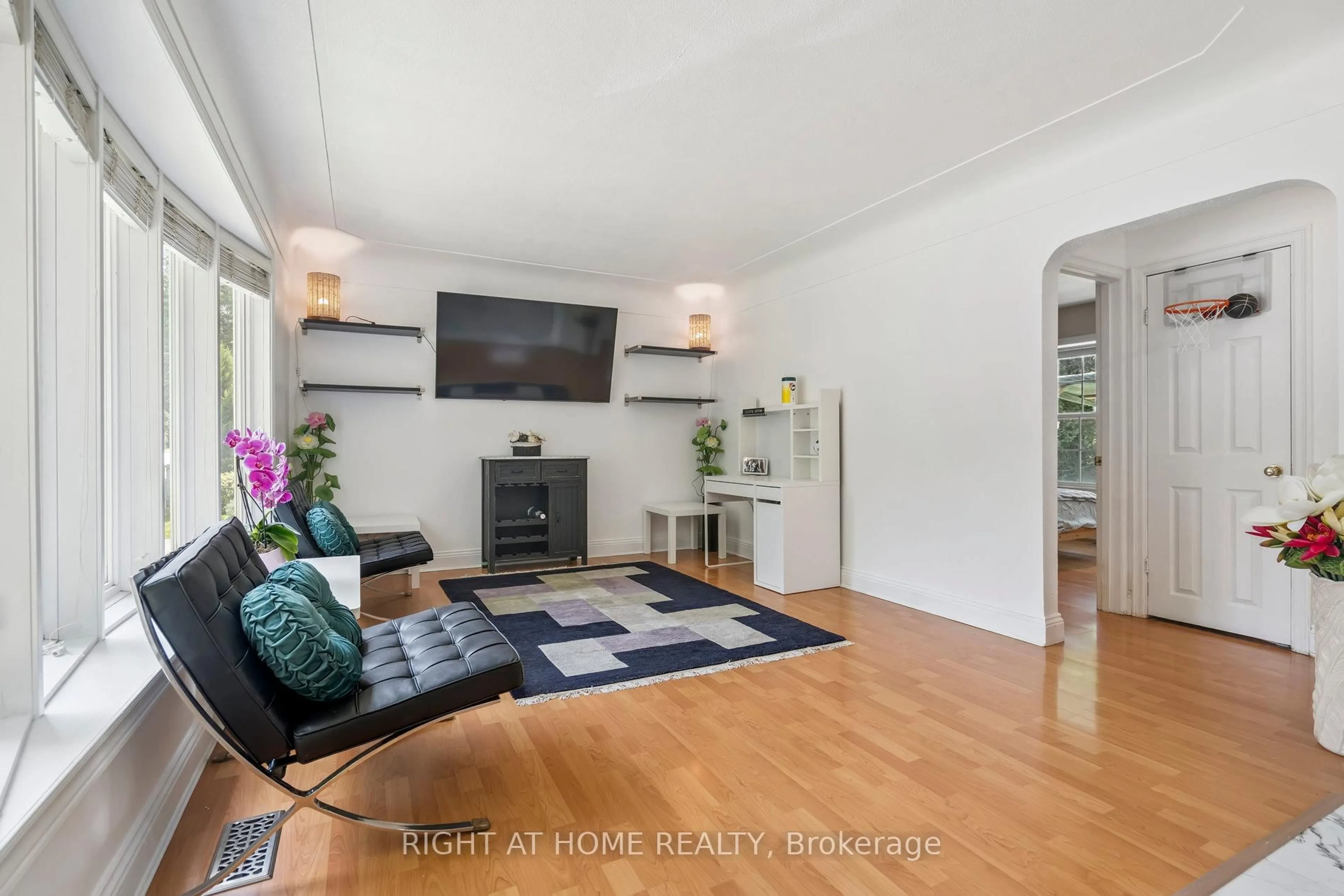 Living room with furniture, unknown for 2343 Mountainside Dr, Burlington Ontario L7P 1C1