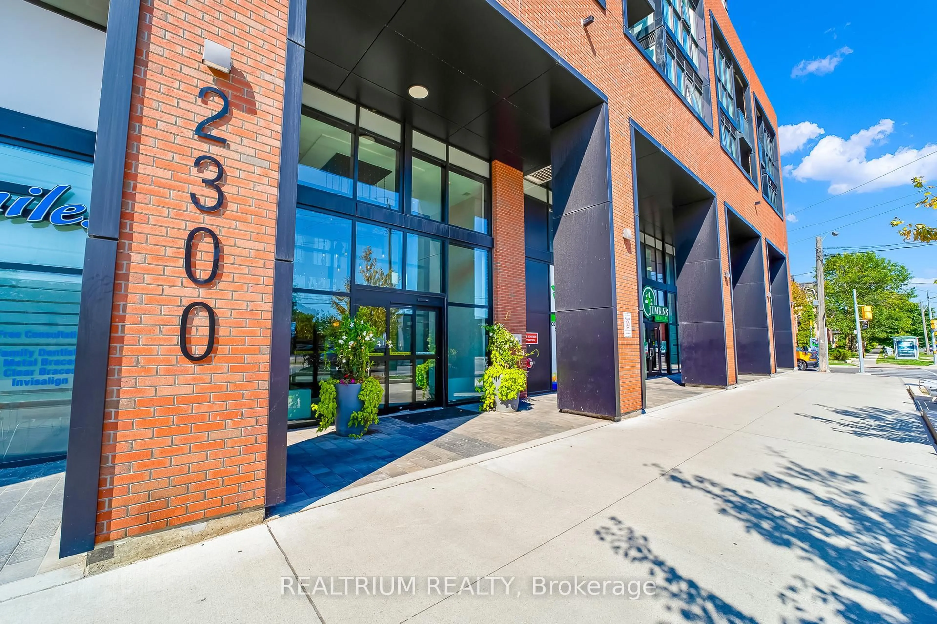 Indoor foyer for 2300 st clair Ave #528, Toronto Ontario M6N 0B3