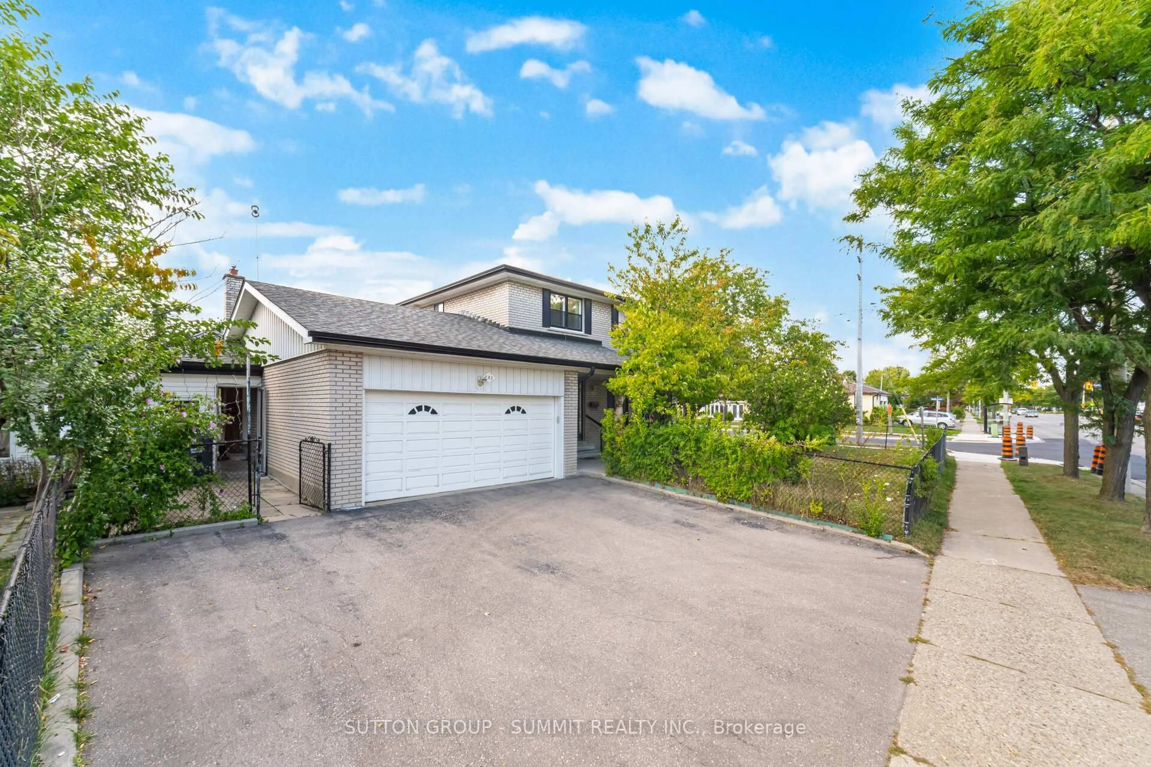 A pic from outside/outdoor area/front of a property/back of a property/a pic from drone, street for 783 Bloor St, Mississauga Ontario L4Y 2M7