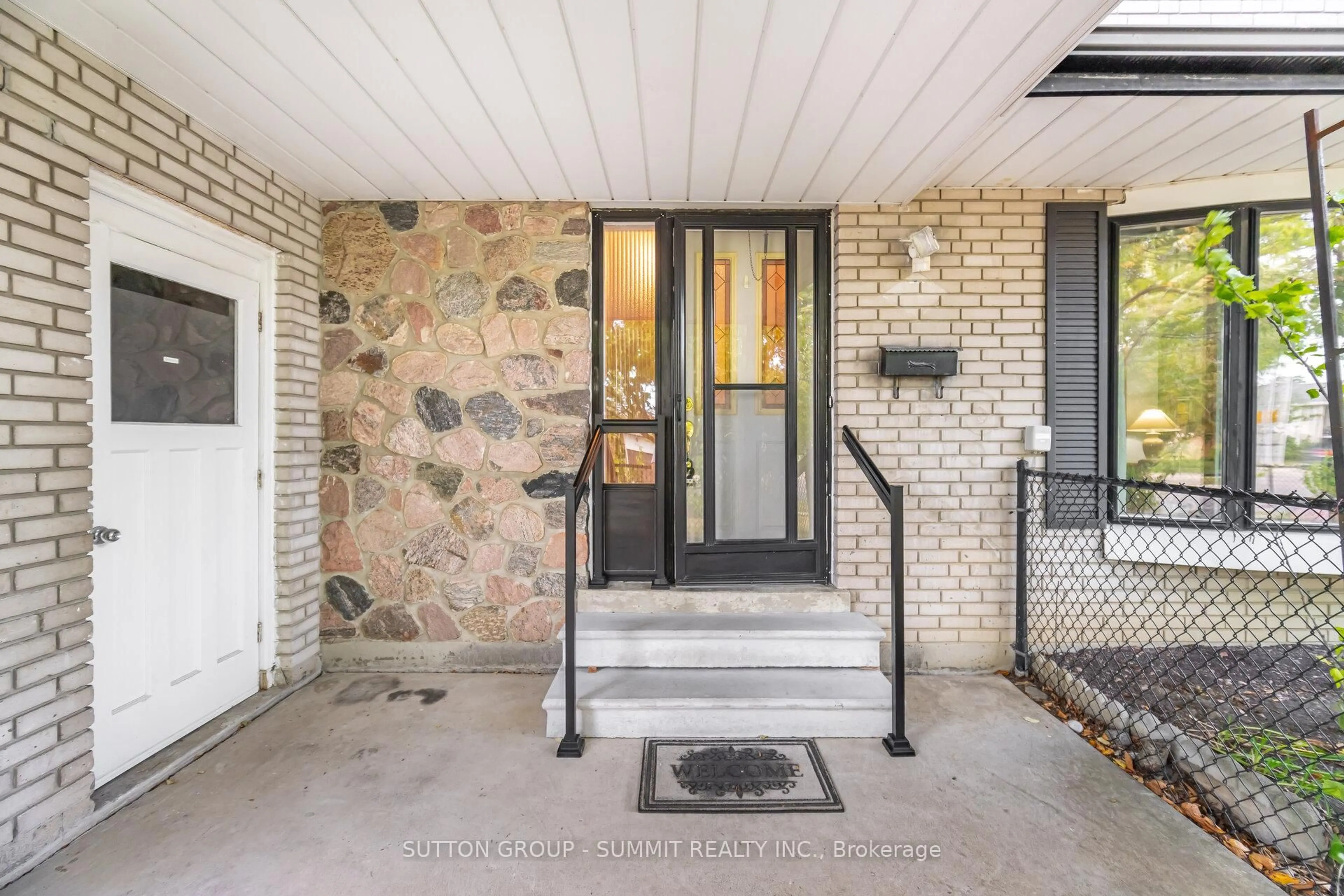 Indoor entryway for 783 Bloor St, Mississauga Ontario L4Y 2M7