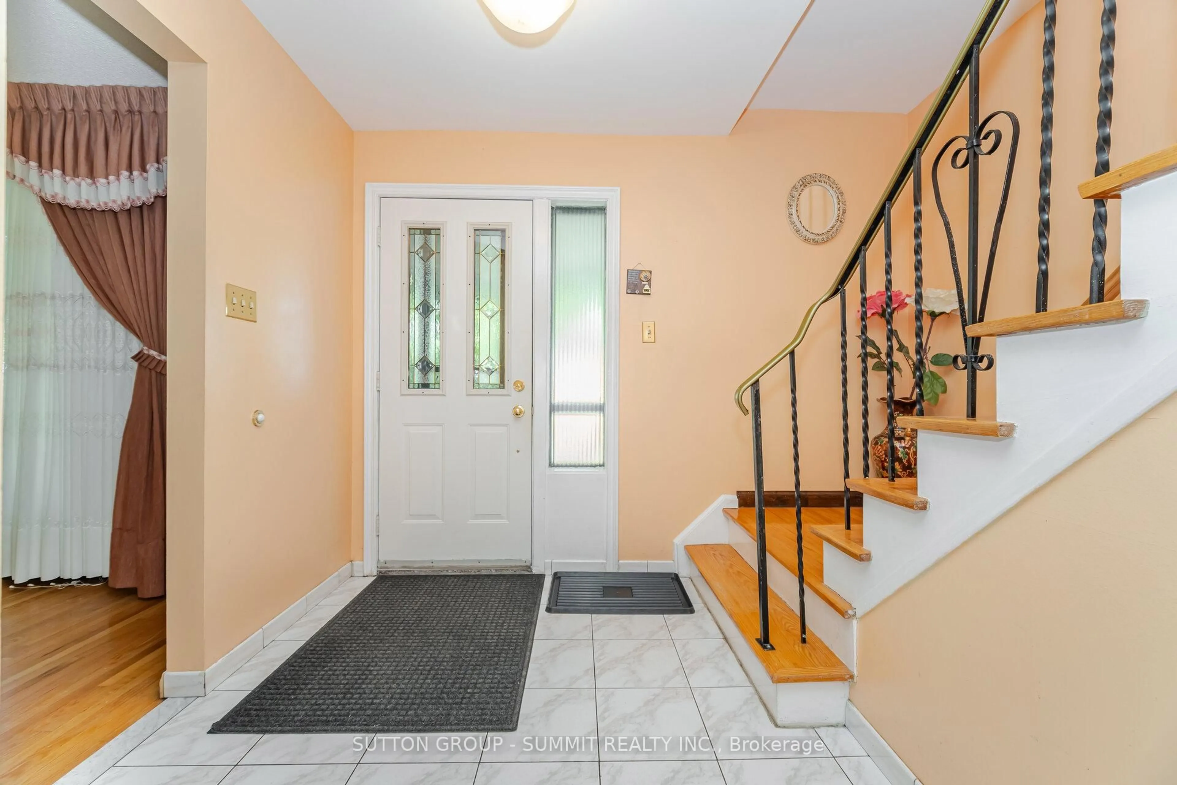 Indoor foyer for 783 Bloor St, Mississauga Ontario L4Y 2M7