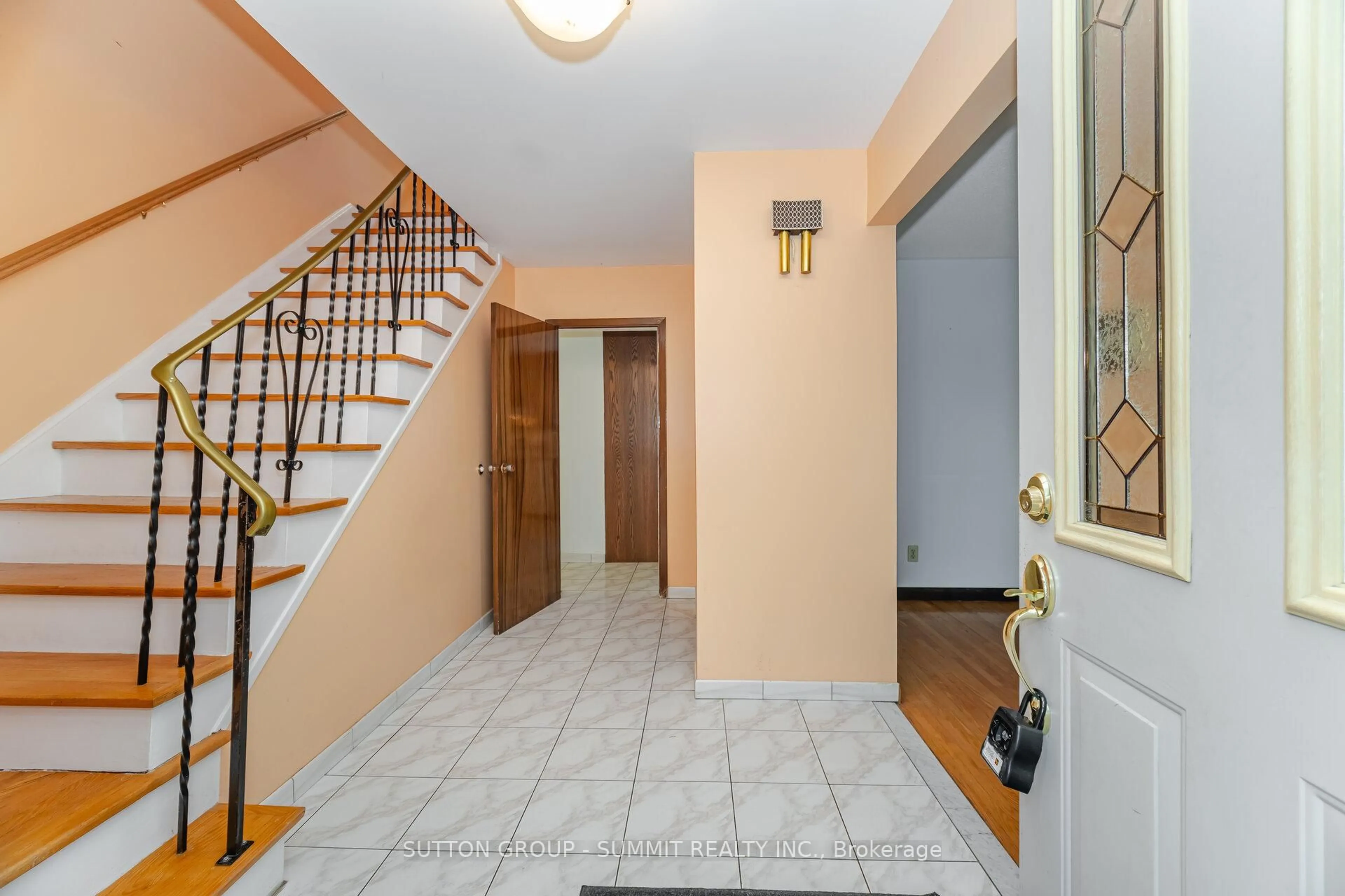 Indoor foyer for 783 Bloor St, Mississauga Ontario L4Y 2M7