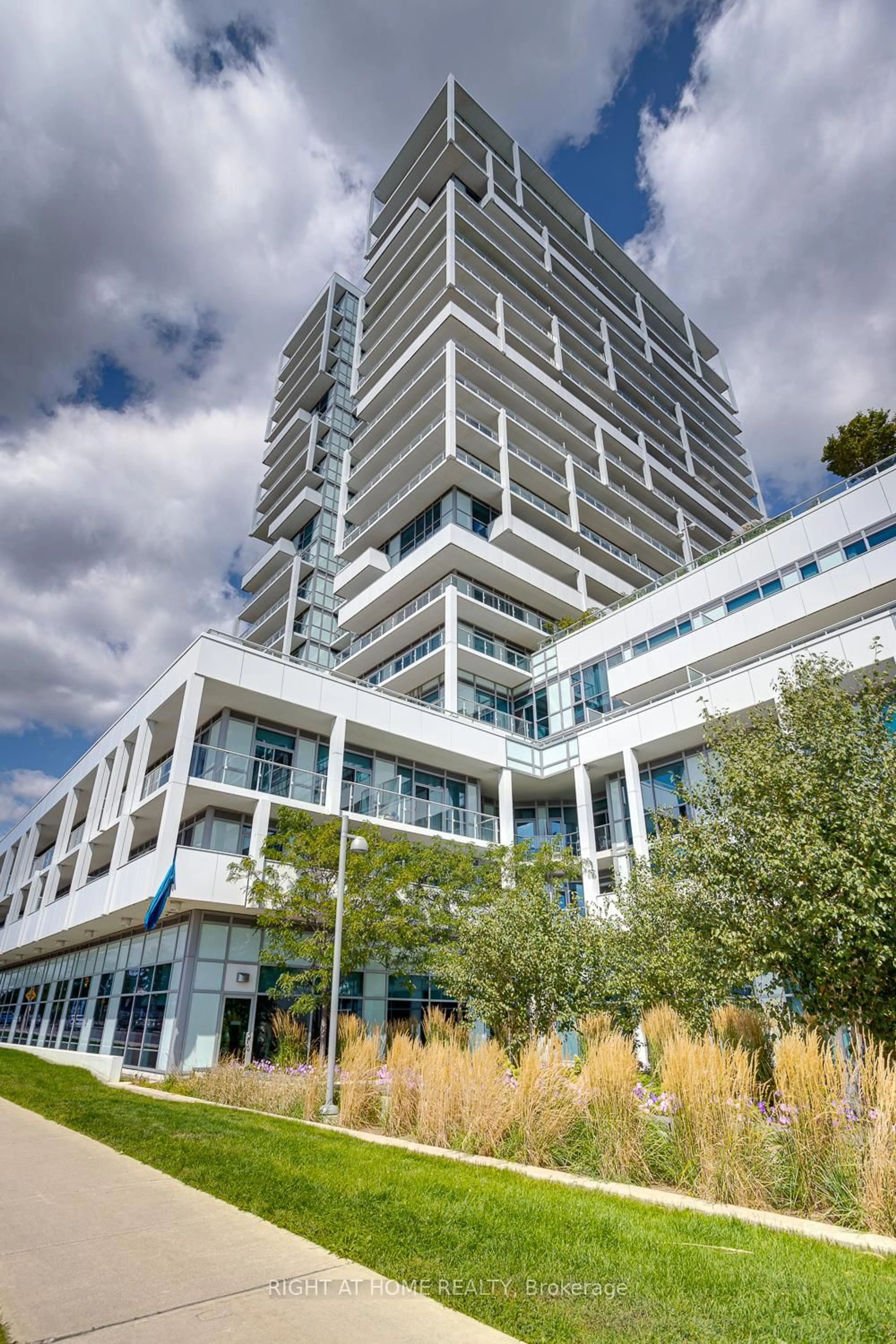 Indoor foyer for 55 Speers Rd #1705, Oakville Ontario L6K 3R6