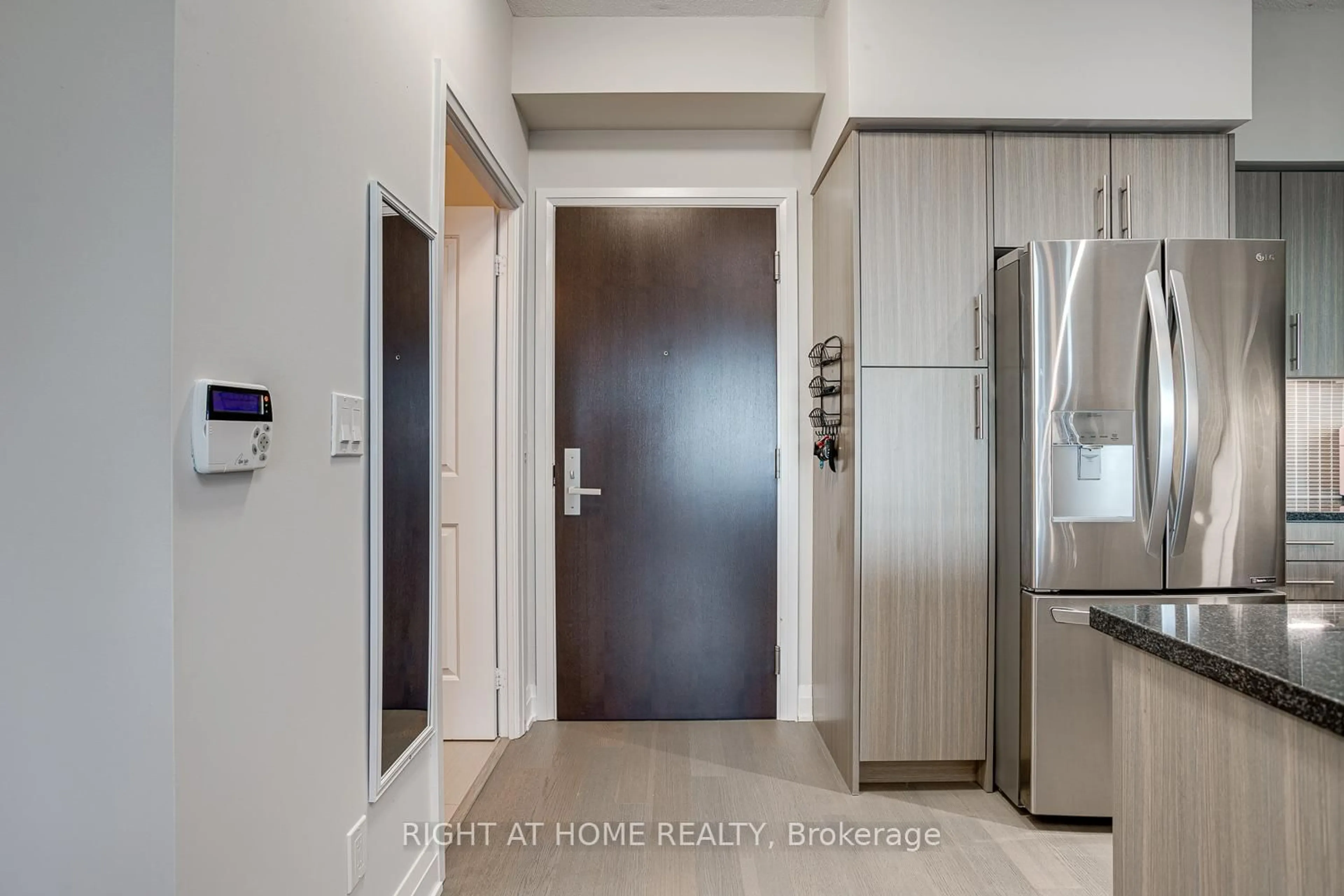 Indoor entryway for 55 Speers Rd #1705, Oakville Ontario L6K 3R6