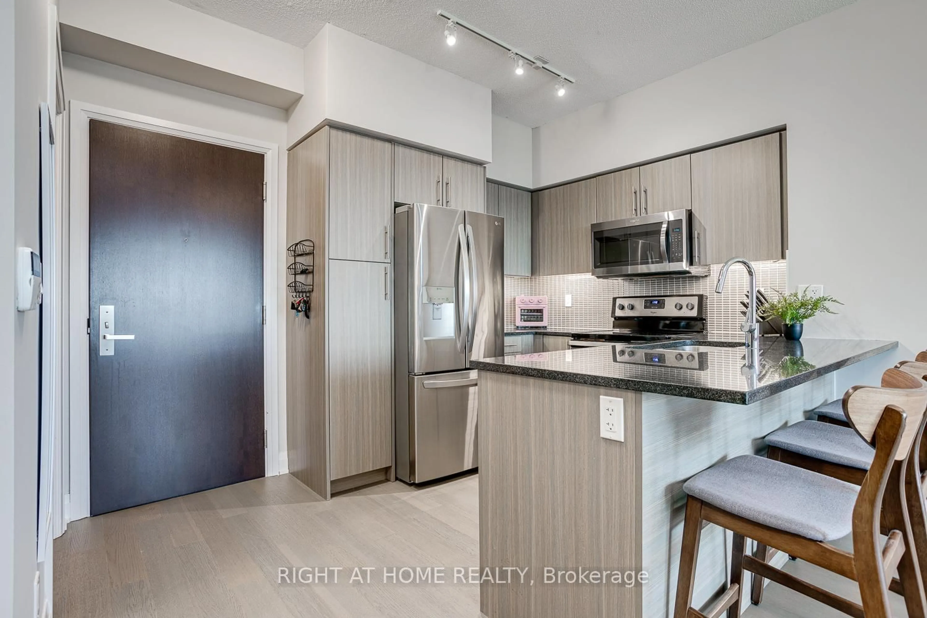 Open concept kitchen, ceramic/tile floor for 55 Speers Rd #1705, Oakville Ontario L6K 3R6