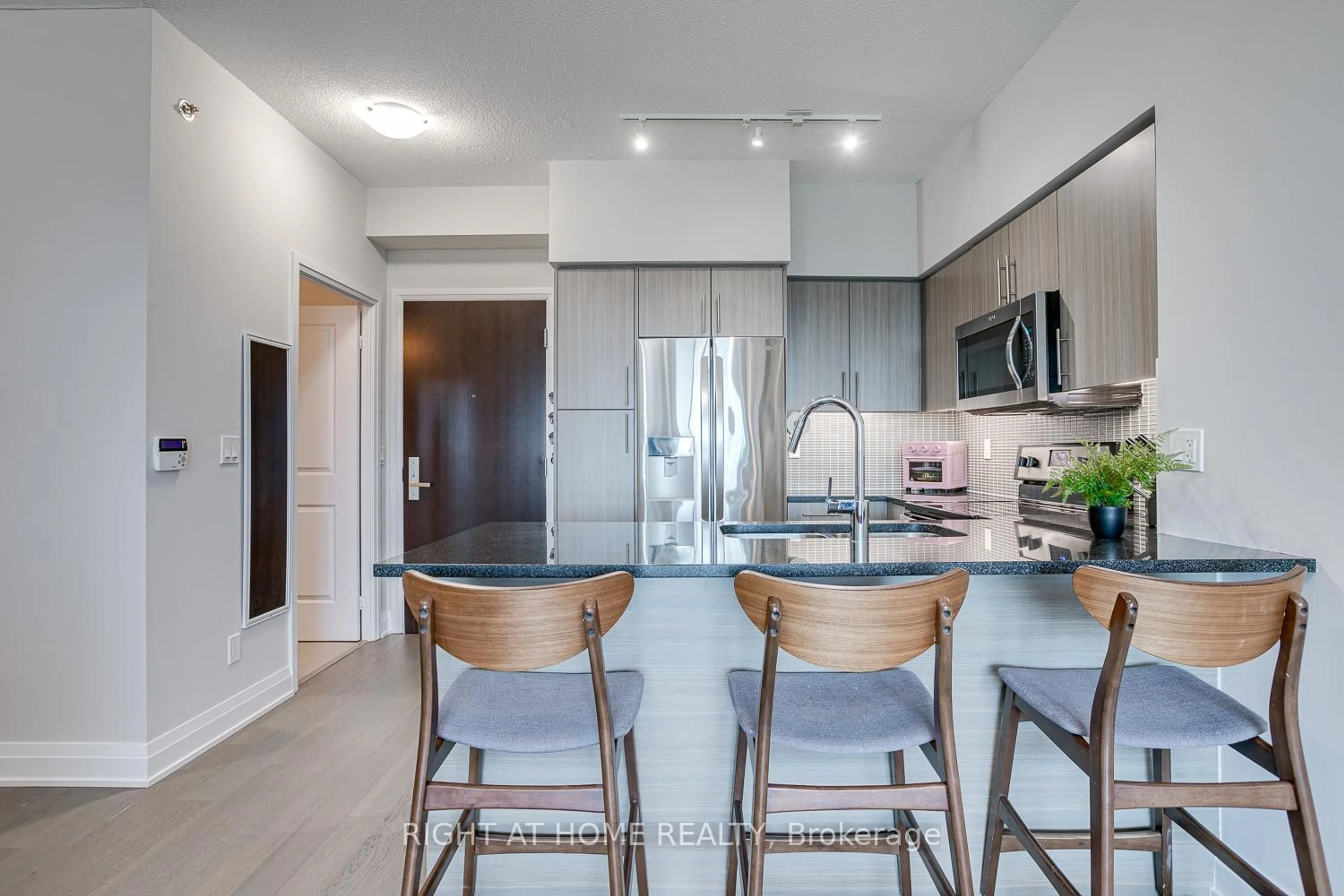 Contemporary kitchen, unknown for 55 Speers Rd #1705, Oakville Ontario L6K 3R6