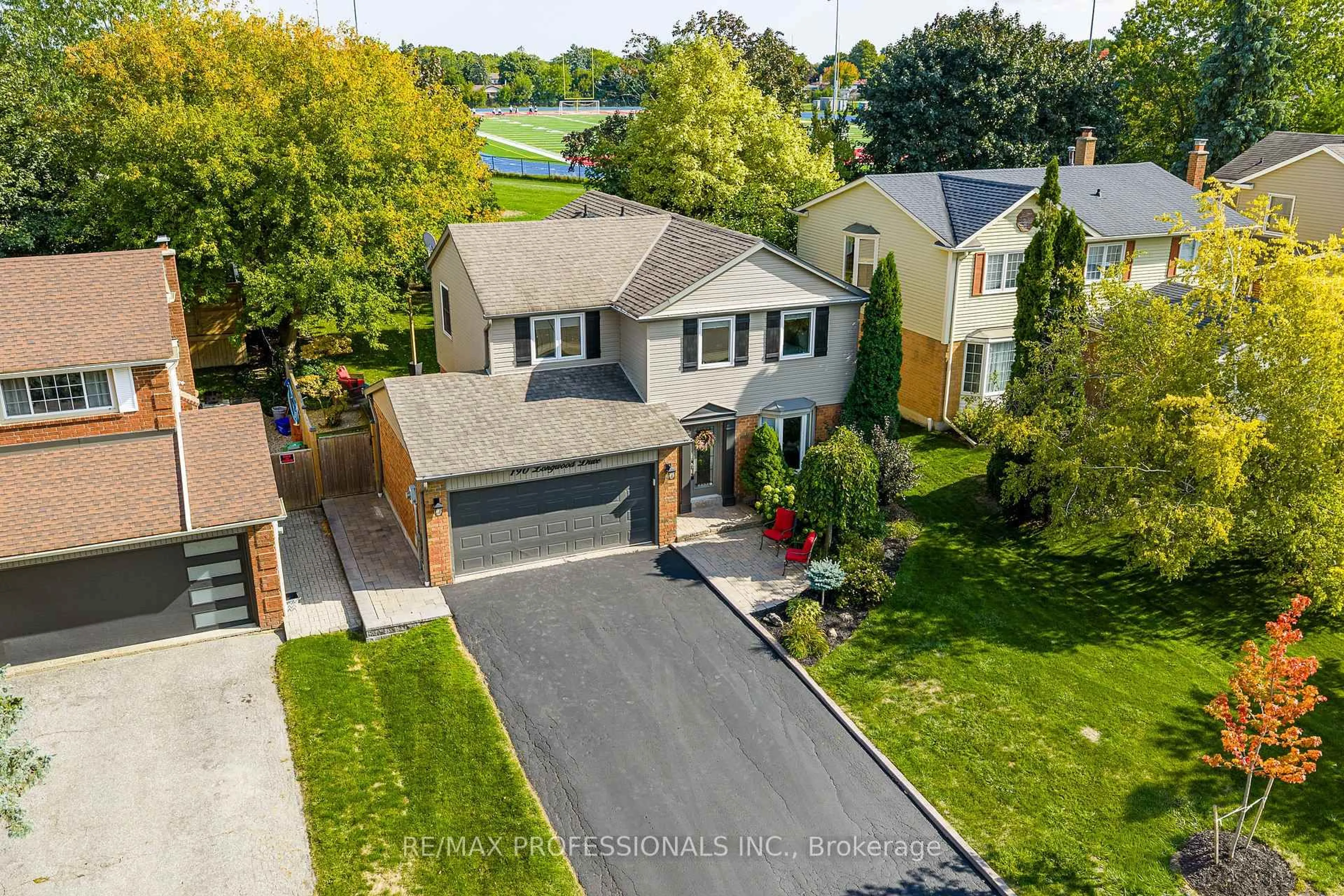 A pic from outside/outdoor area/front of a property/back of a property/a pic from drone, street for 190 Longwood Dr, Caledon Ontario L7E 4A2