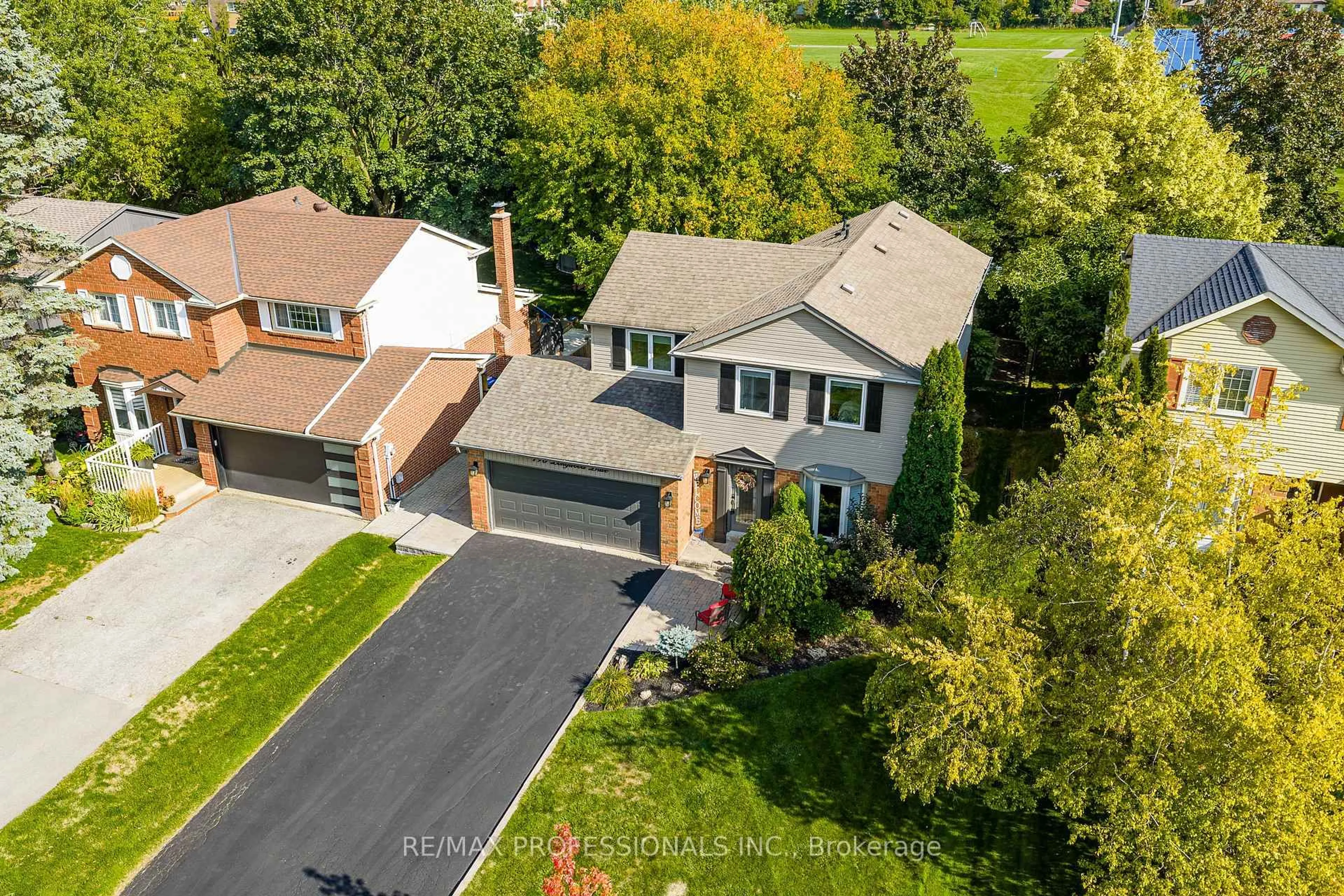 A pic from outside/outdoor area/front of a property/back of a property/a pic from drone, street for 190 Longwood Dr, Caledon Ontario L7E 4A2