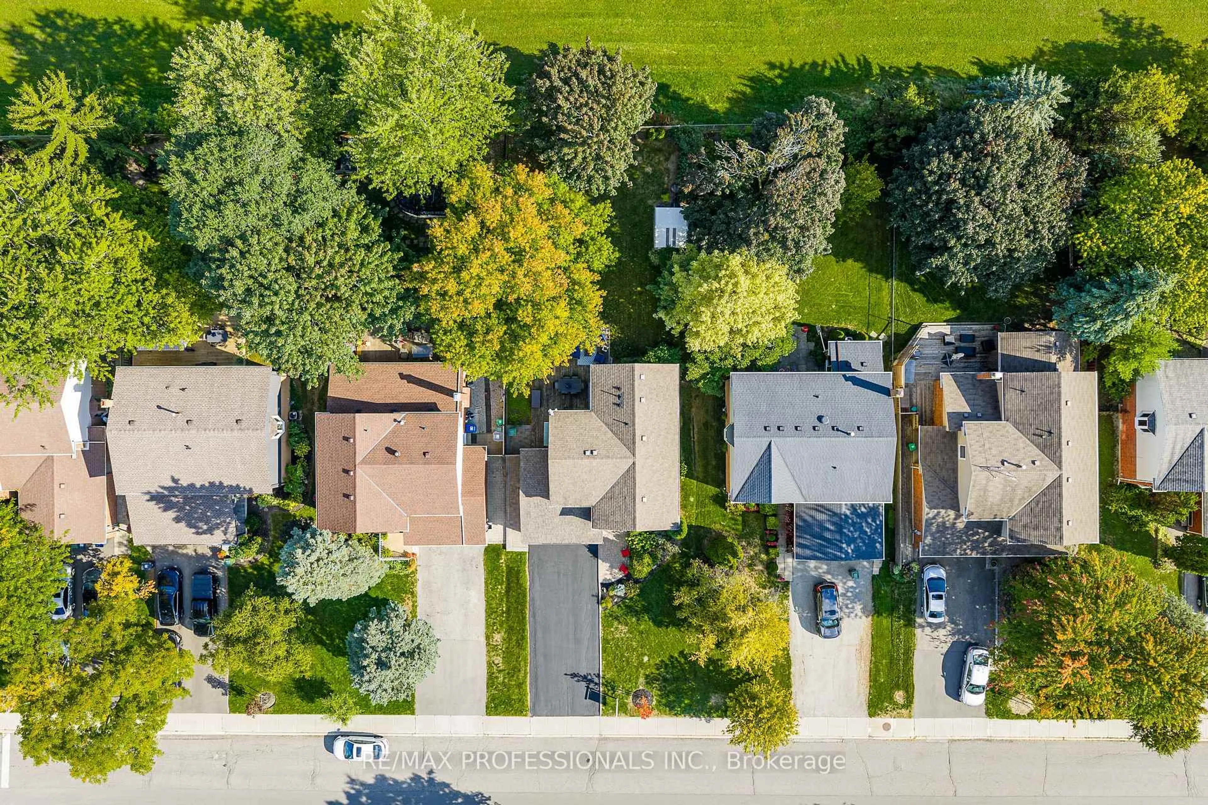A pic from outside/outdoor area/front of a property/back of a property/a pic from drone, street for 190 Longwood Dr, Caledon Ontario L7E 4A2