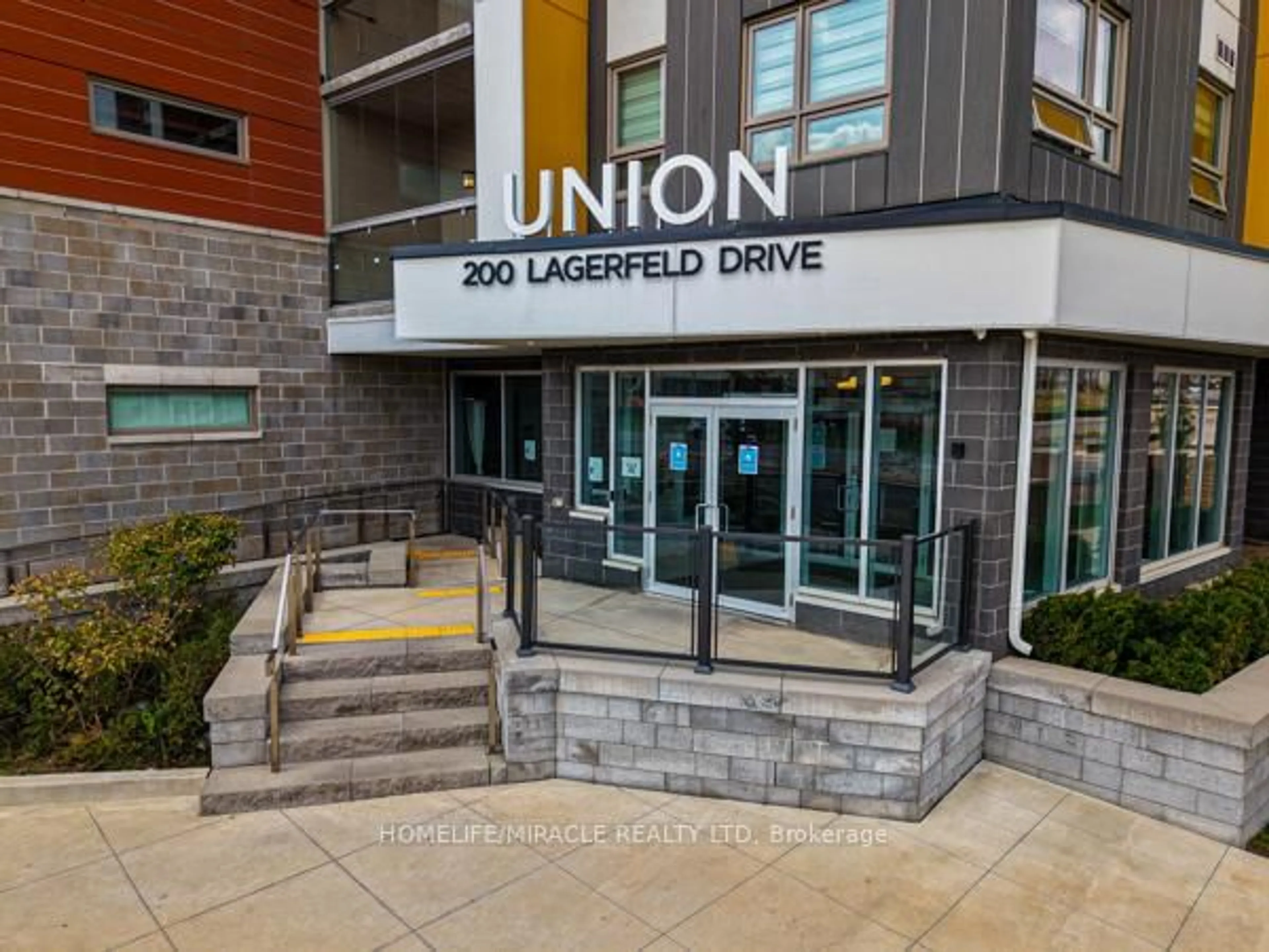 Indoor foyer for 200 Lagerfeld Dr, Brampton Ontario L7A 5G5