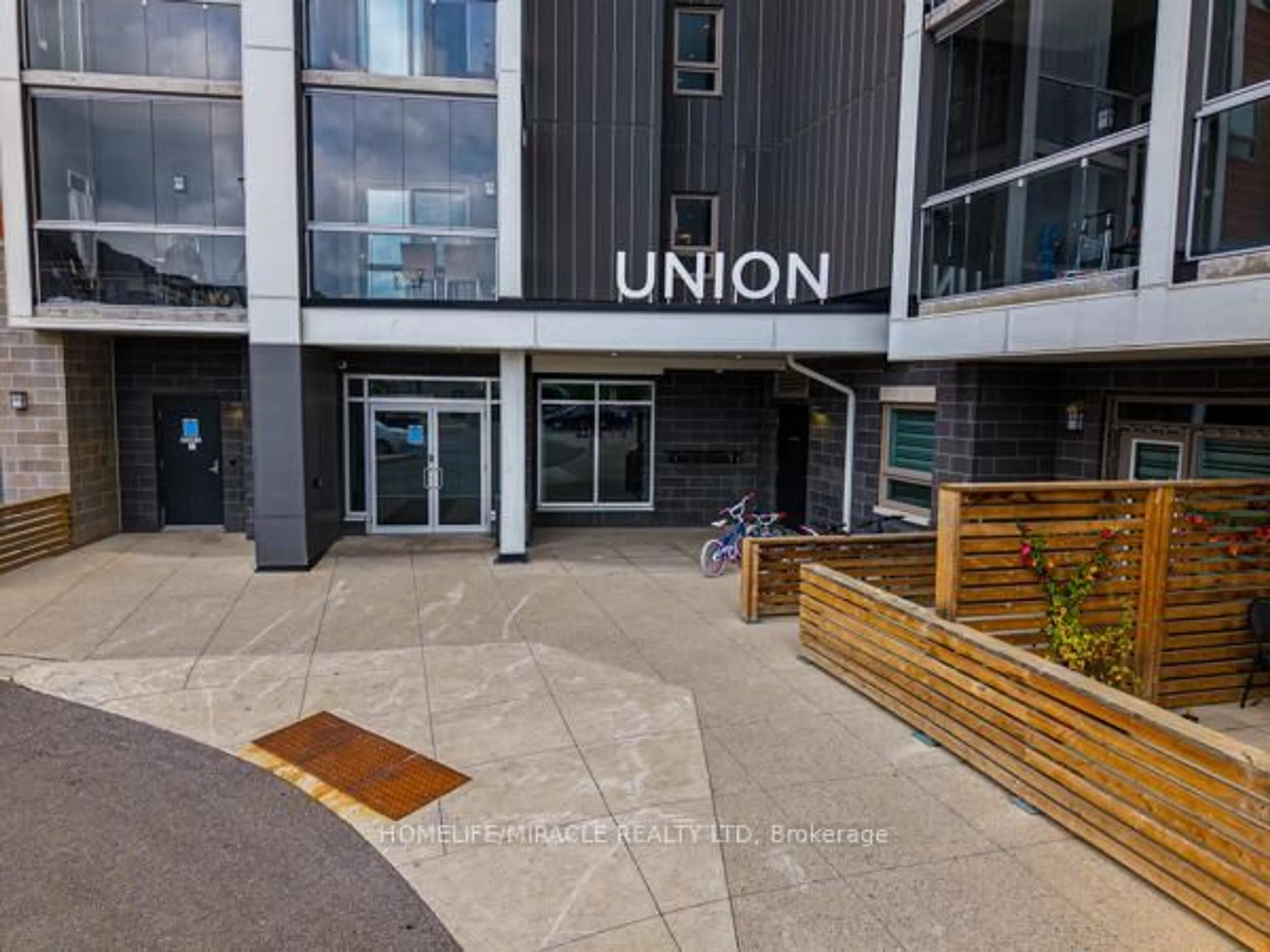 Indoor foyer for 200 Lagerfeld Dr, Brampton Ontario L7A 5G5