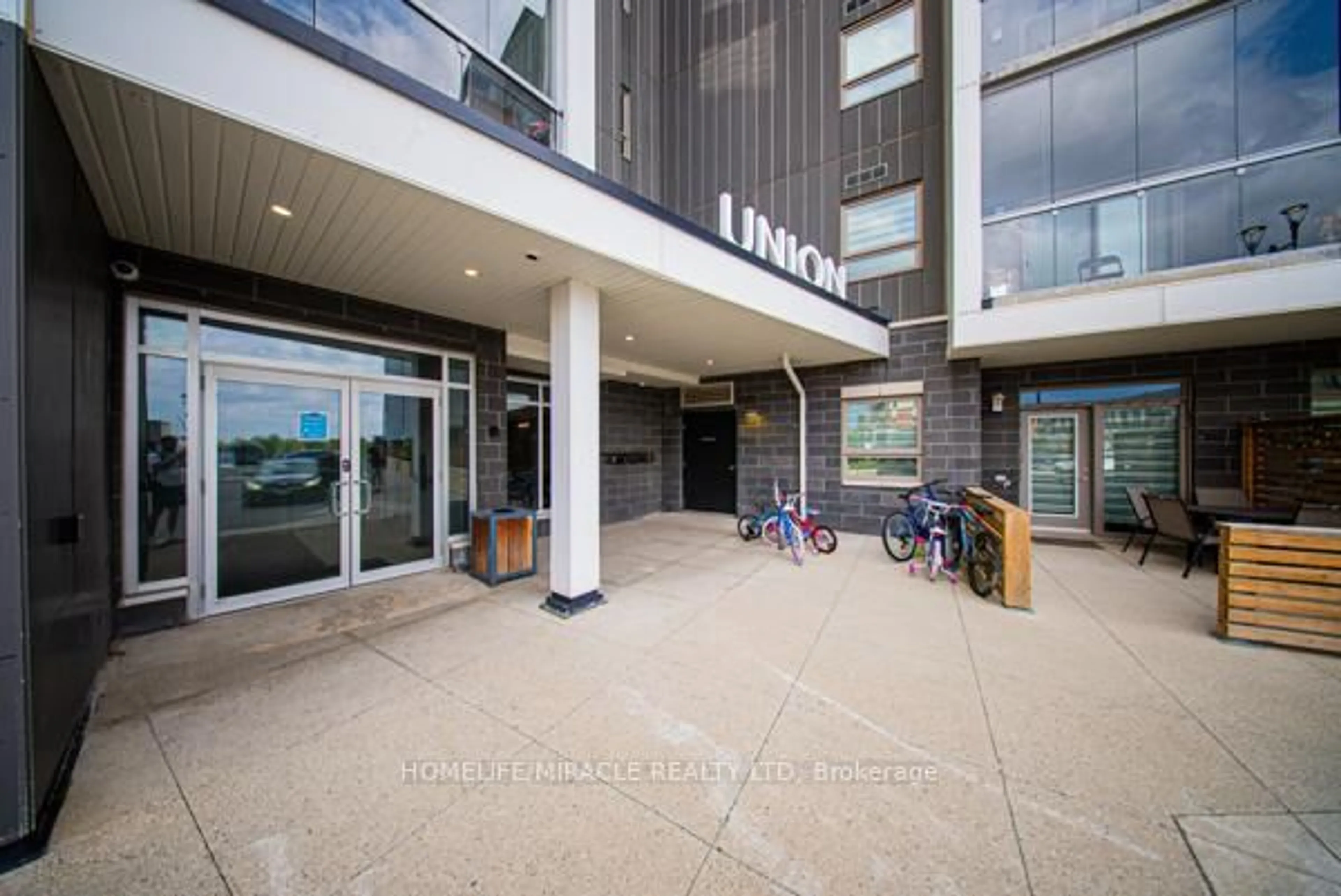 Indoor foyer for 200 Lagerfeld Dr, Brampton Ontario L7A 5G5
