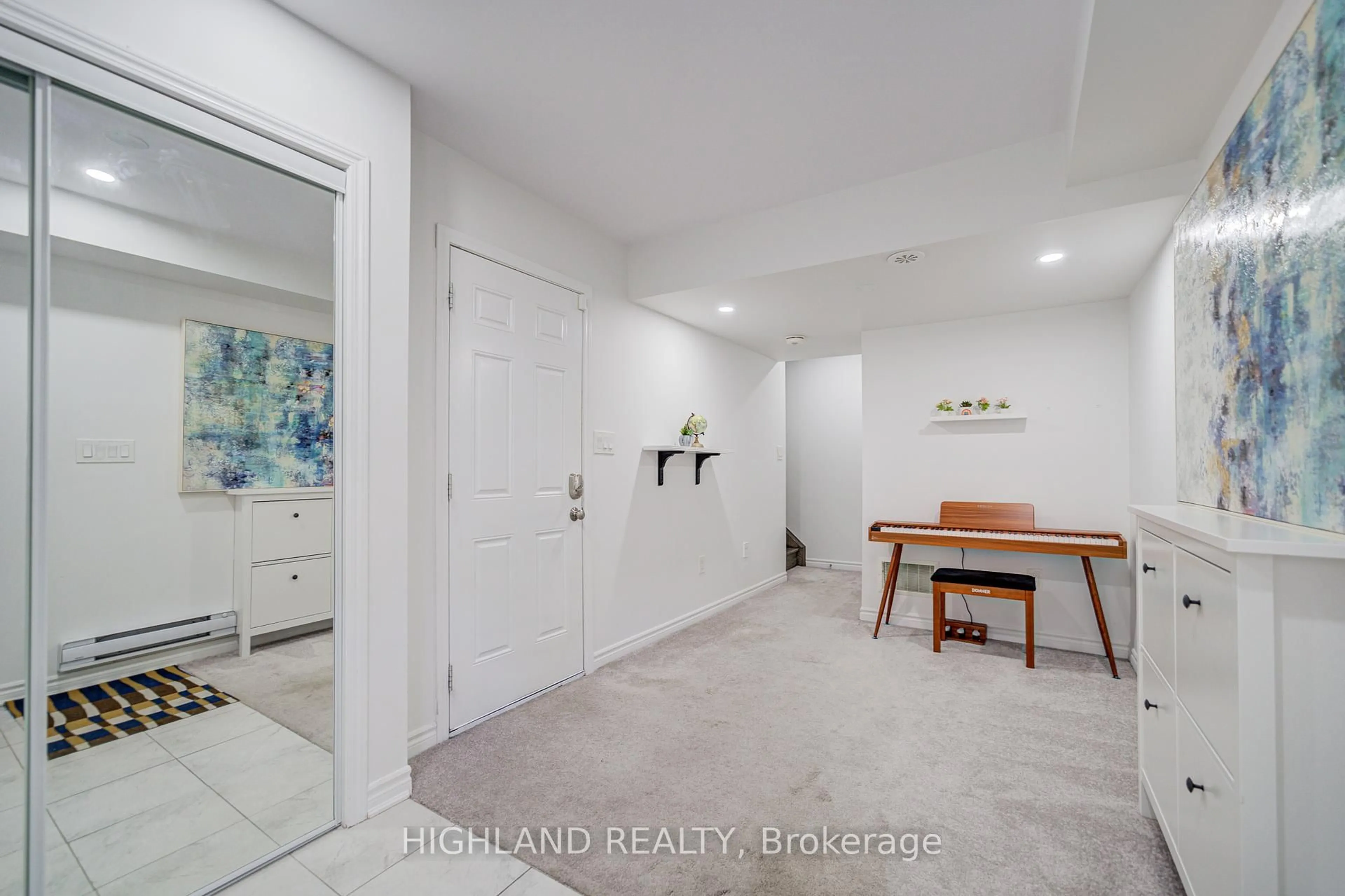 Indoor entryway for 283 Murlock Hts, Milton Ontario L9E 1C2