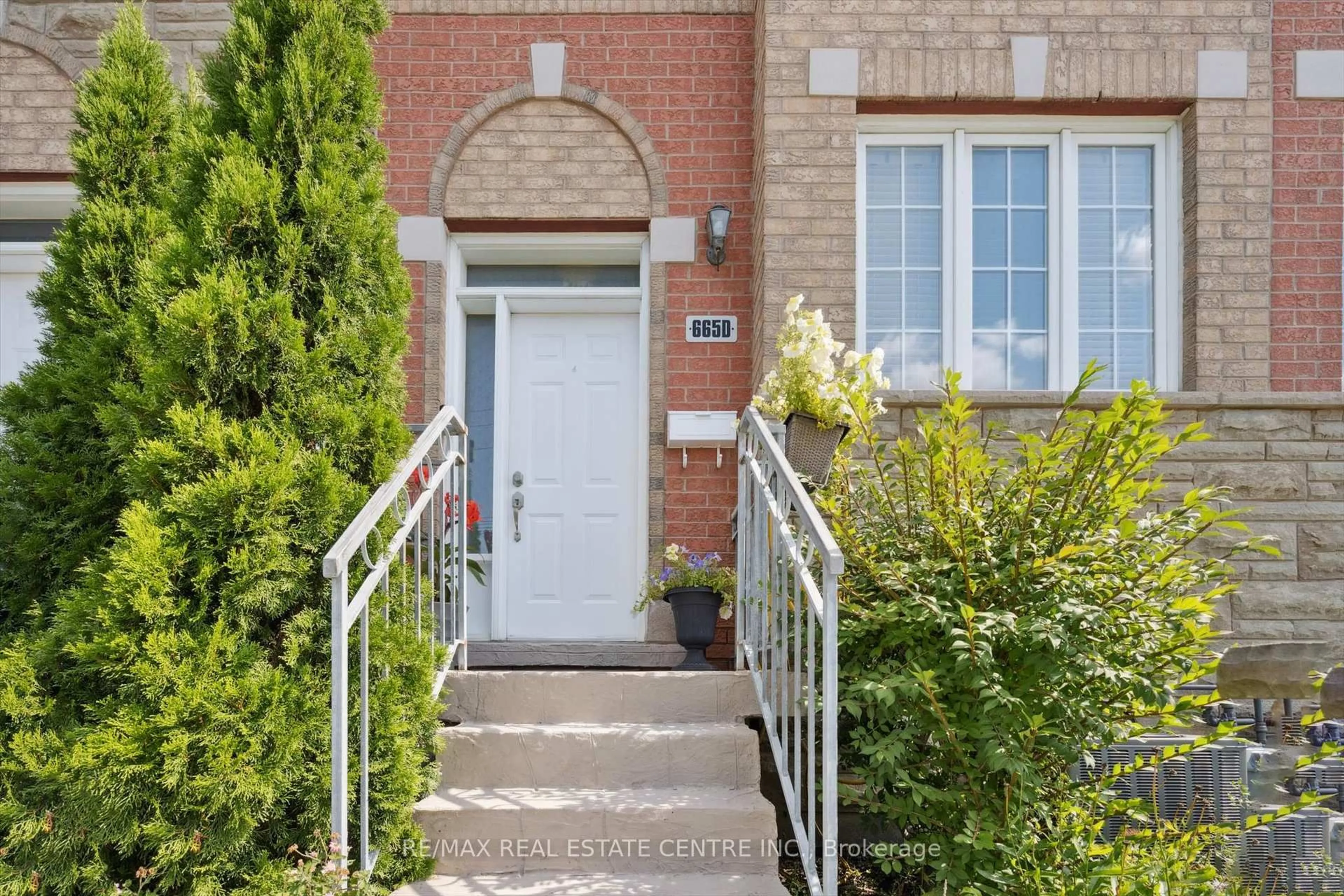Unknown for 665D Scarlett Rd, Toronto Ontario M9P 2T2