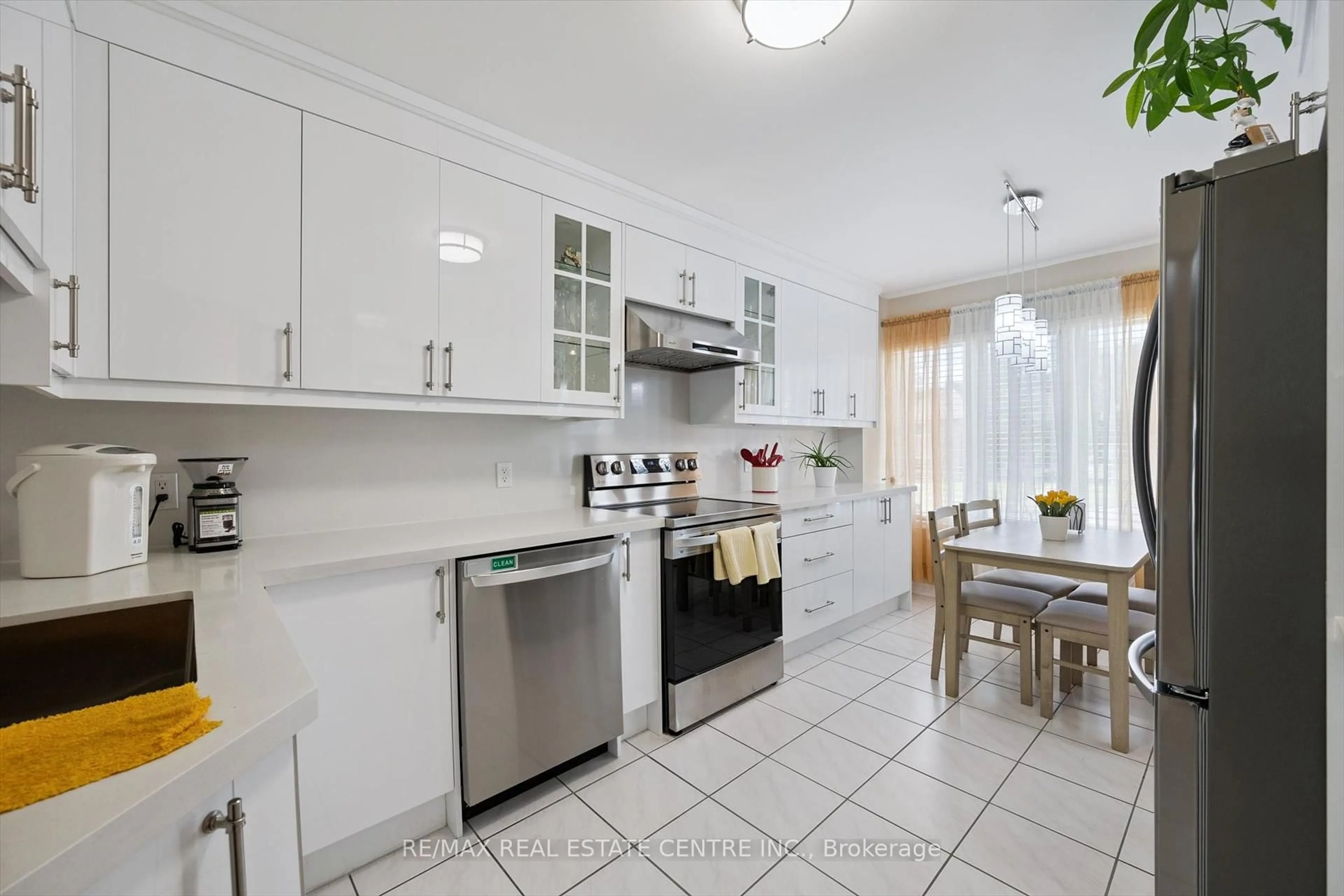 Standard kitchen, ceramic/tile floor for 665D Scarlett Rd, Toronto Ontario M9P 2T2