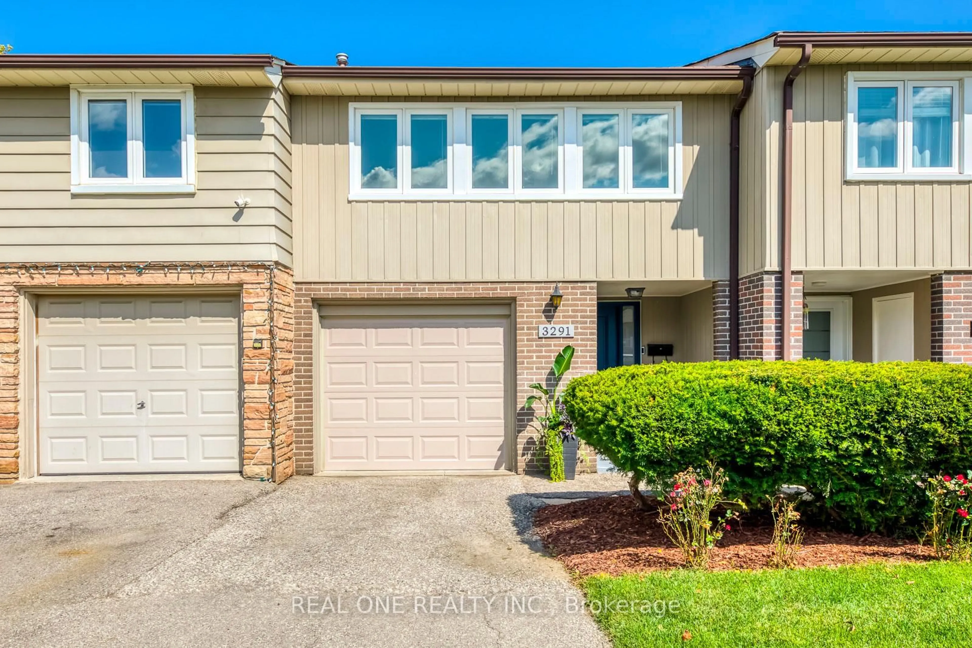 Home with brick exterior material, street for 3291 FIELDGATE Dr, Mississauga Ontario L4X 2H9