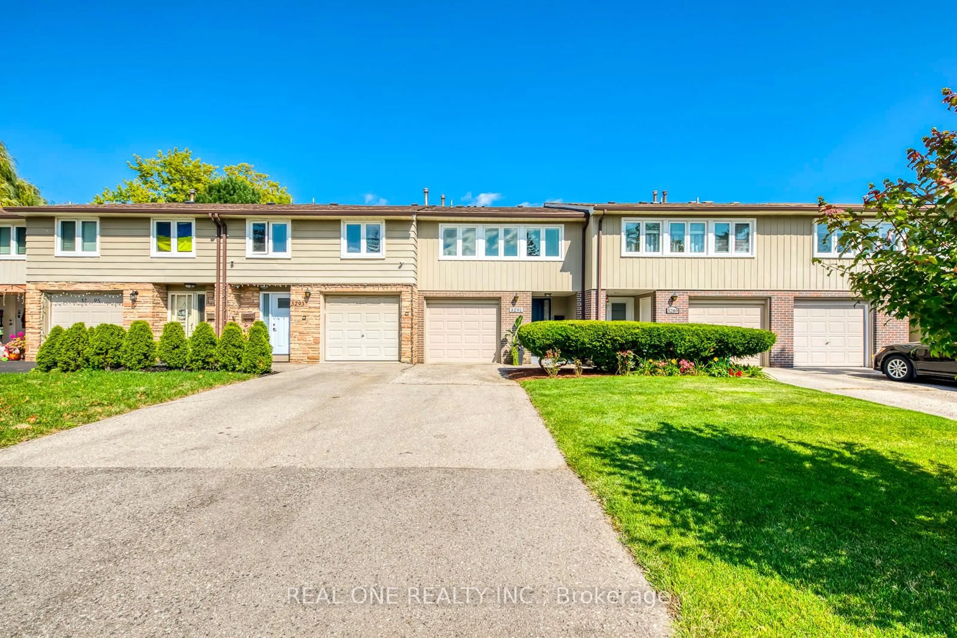 A pic from outside/outdoor area/front of a property/back of a property/a pic from drone, street for 3291 FIELDGATE Dr, Mississauga Ontario L4X 2H9