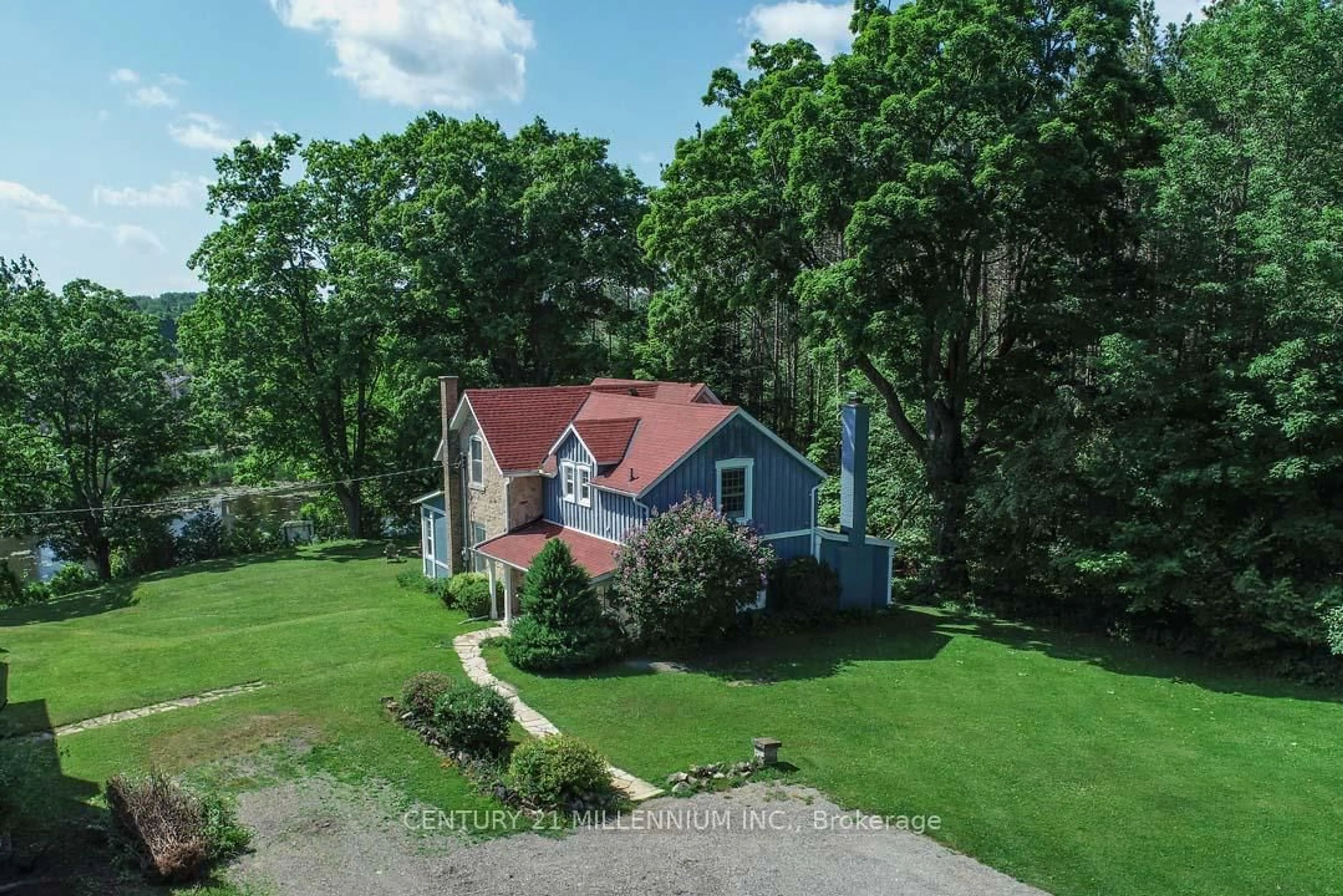 A pic from outside/outdoor area/front of a property/back of a property/a pic from drone, unknown for 1380 Queen St, Caledon Ontario L7K 0C3