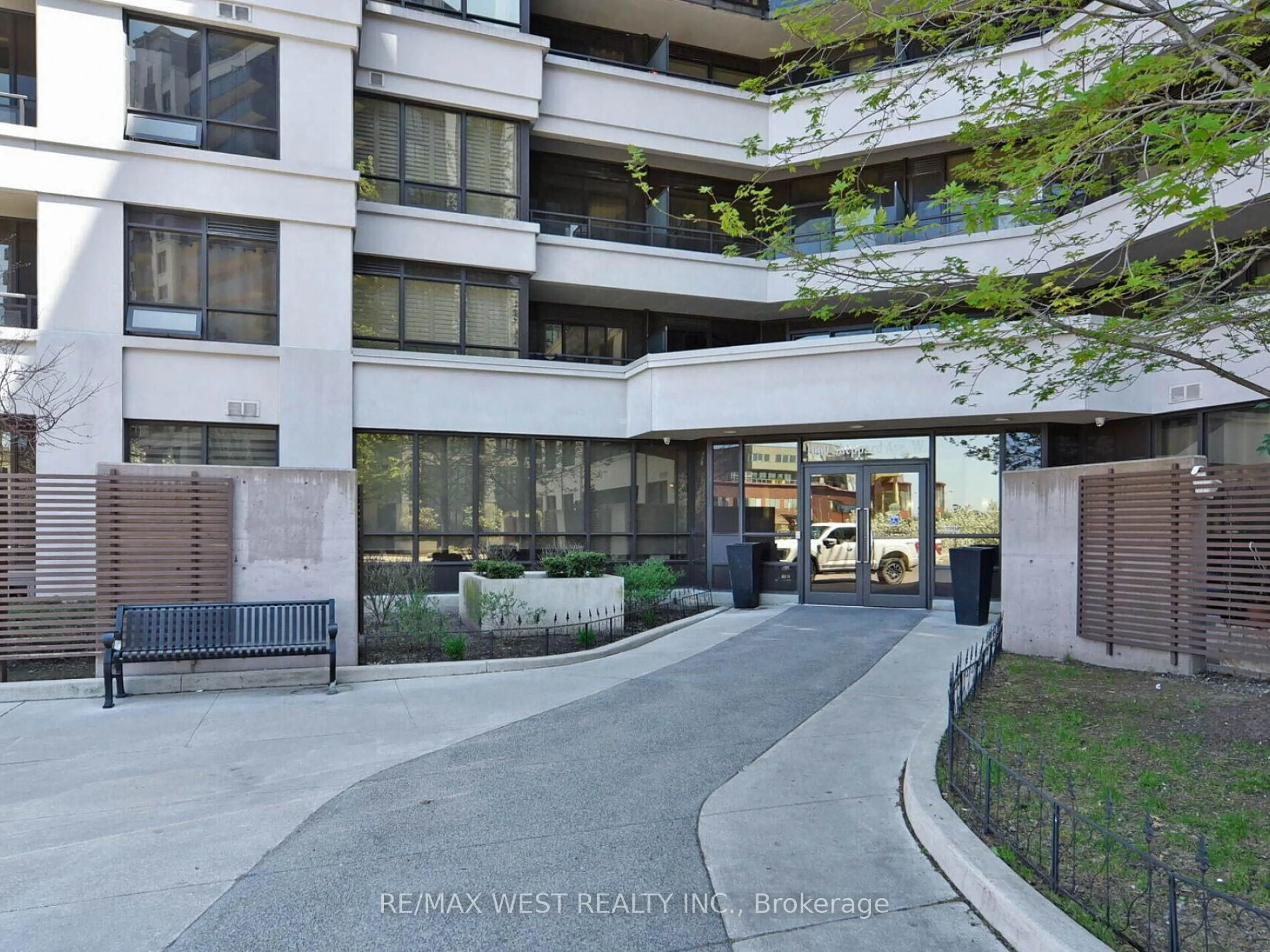 Indoor foyer for 1060 Sheppard Ave #410, Toronto Ontario M3J 0G7