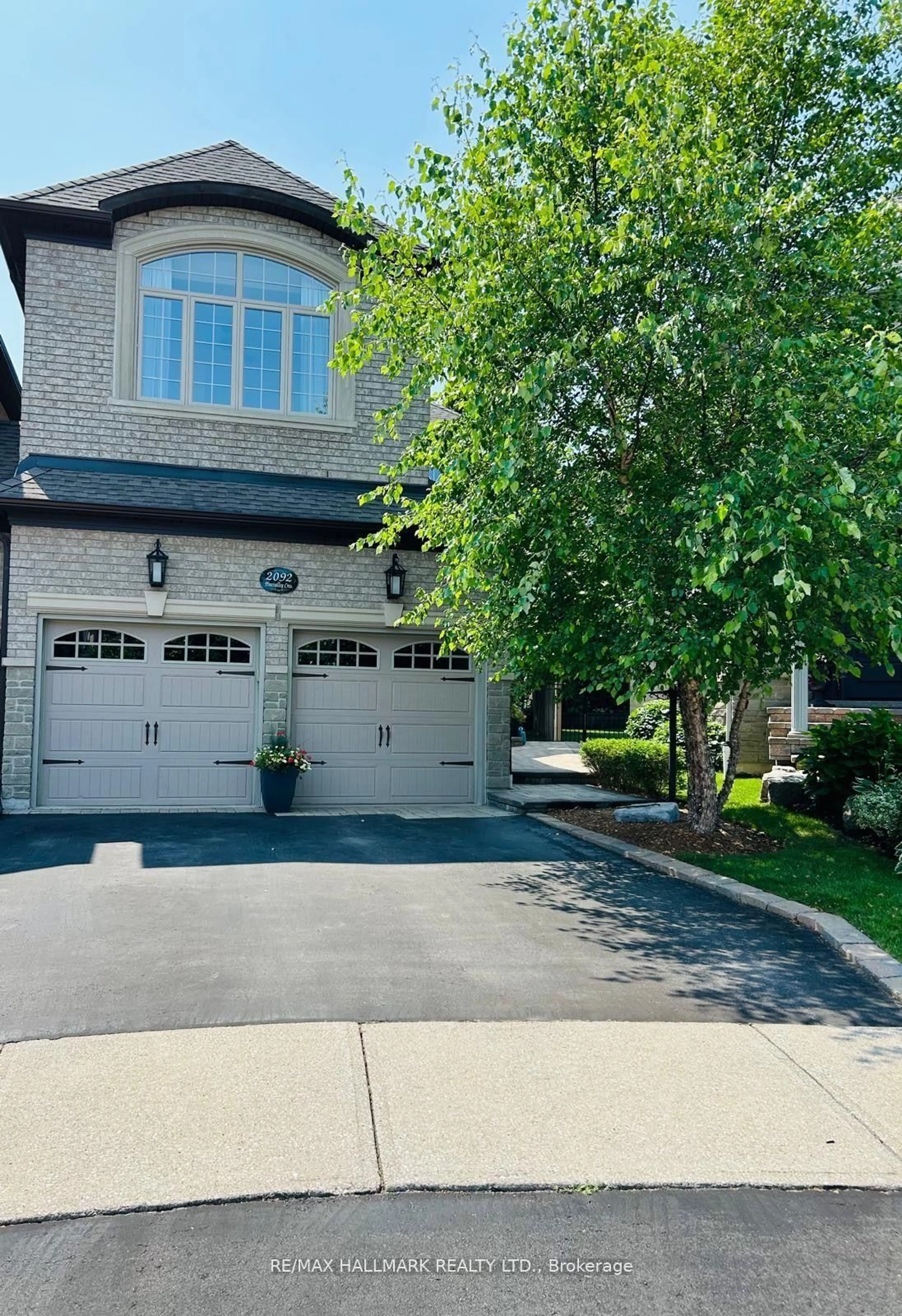 Indoor garage for 2092 PINEVALLEY Cres, Oakville Ontario L6H 6L8