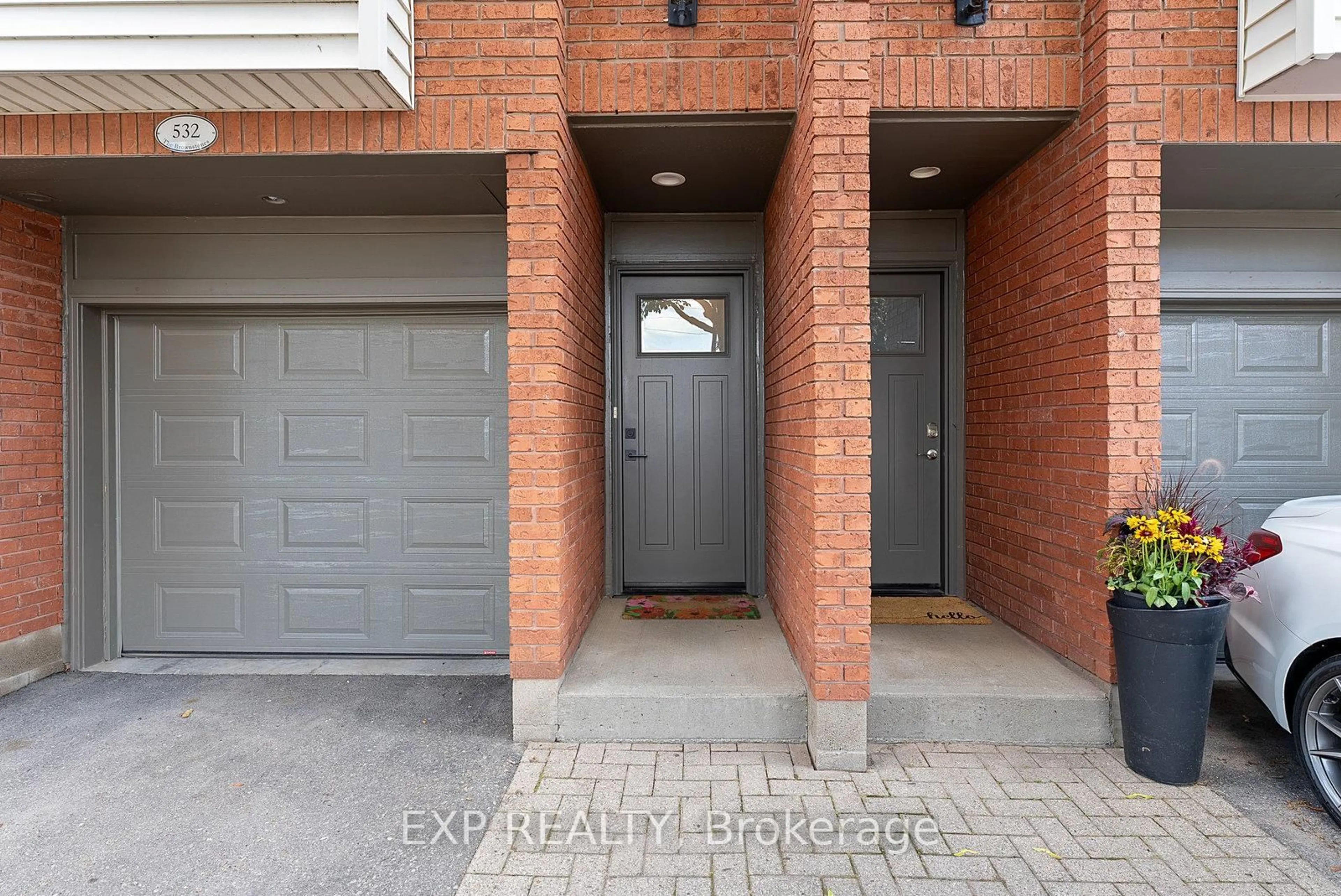 Indoor entryway for 895 Maple Ave #532, Burlington Ontario L7S 2H7